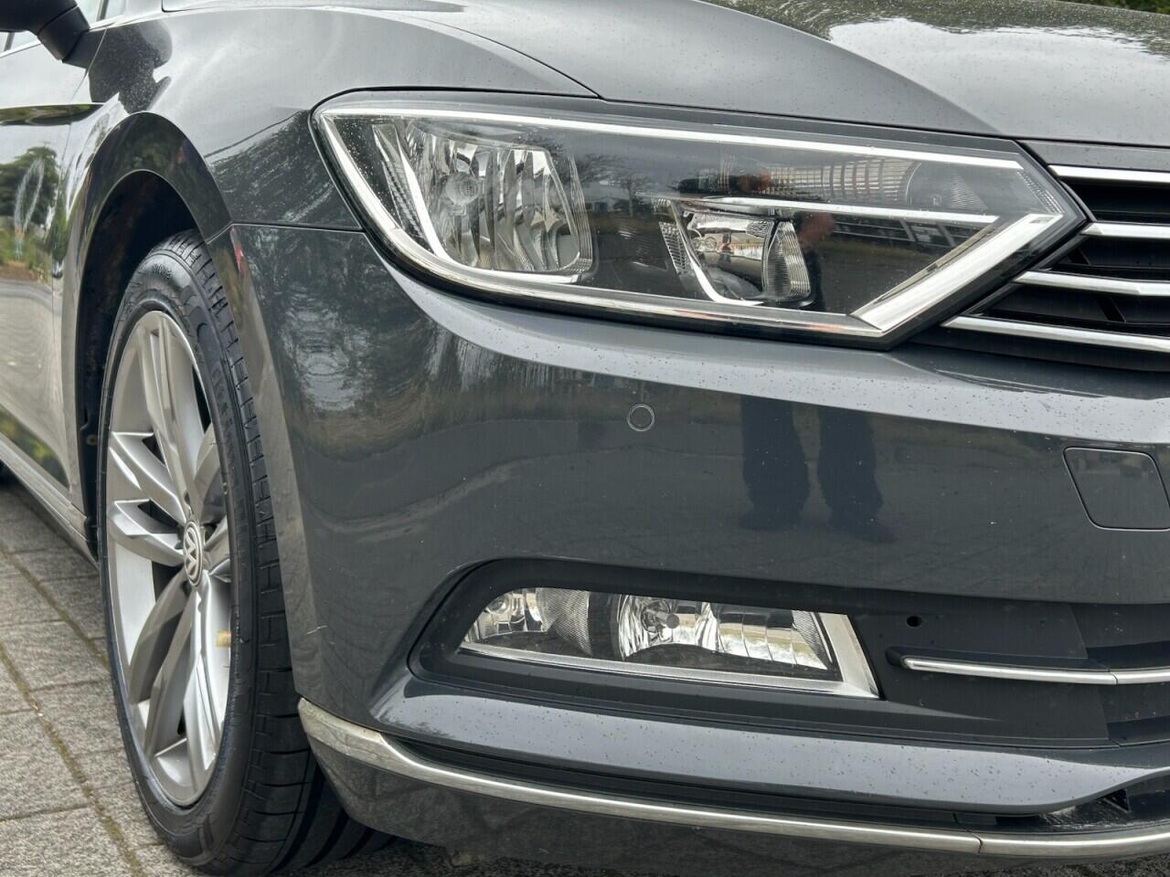 Volkswagen Passat view 8
