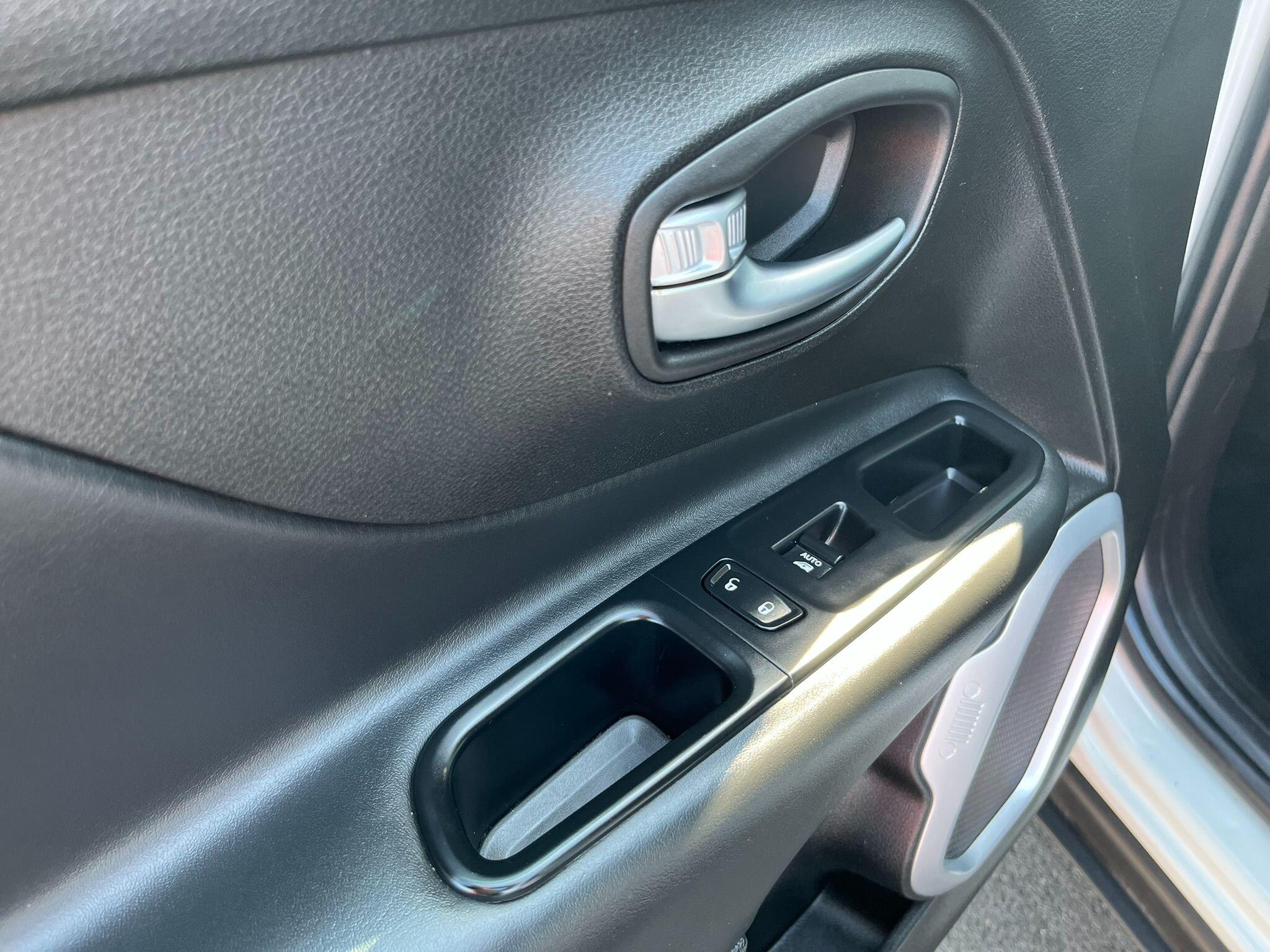 Jeep Renegade view 33