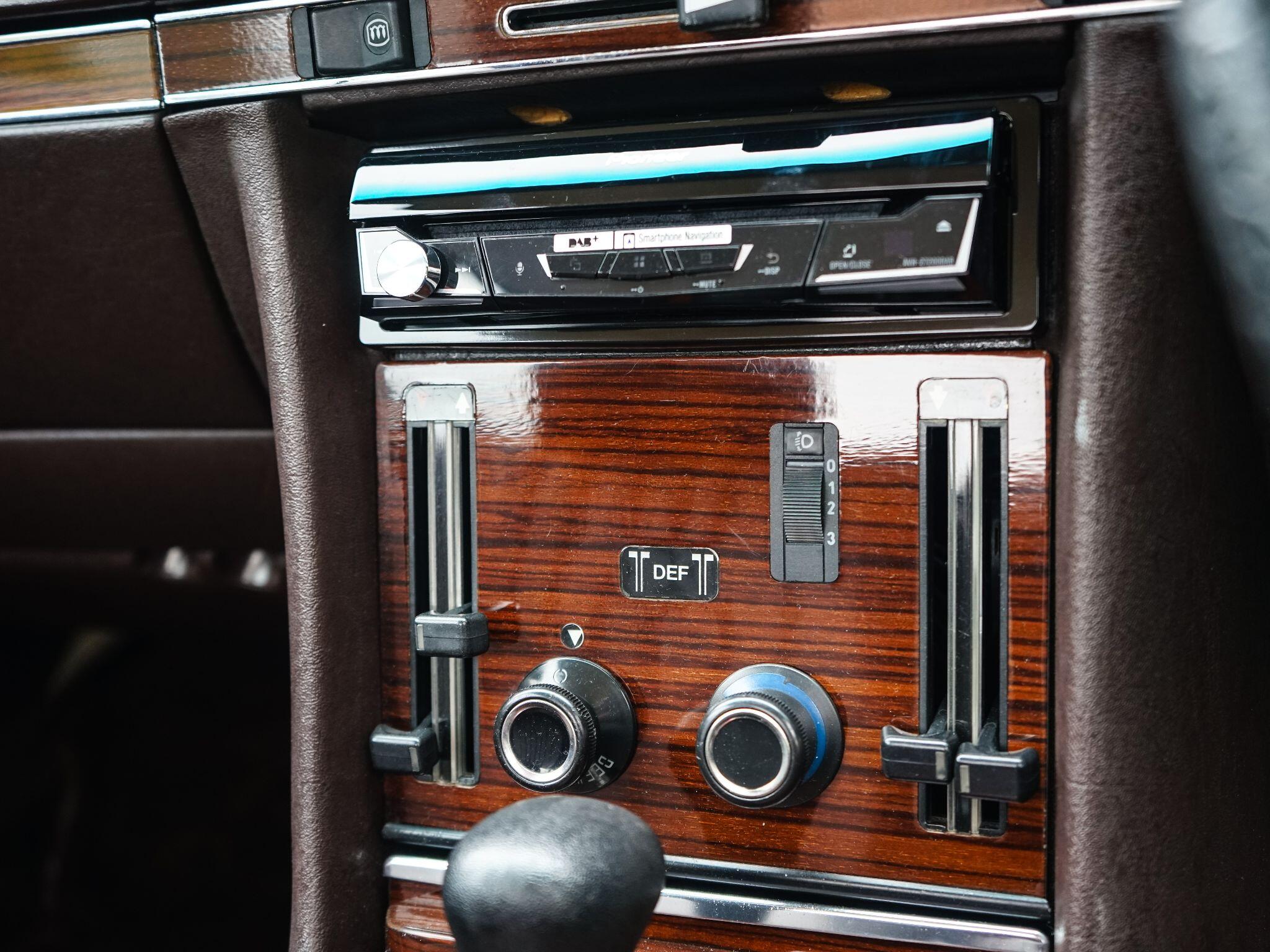 Mercedes-Benz 500 SL view 22