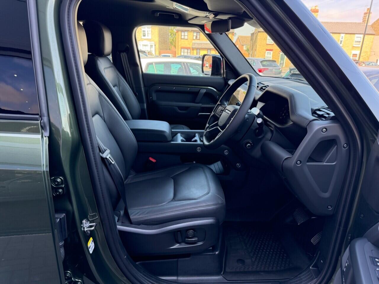 Land Rover Defender 110 view 20