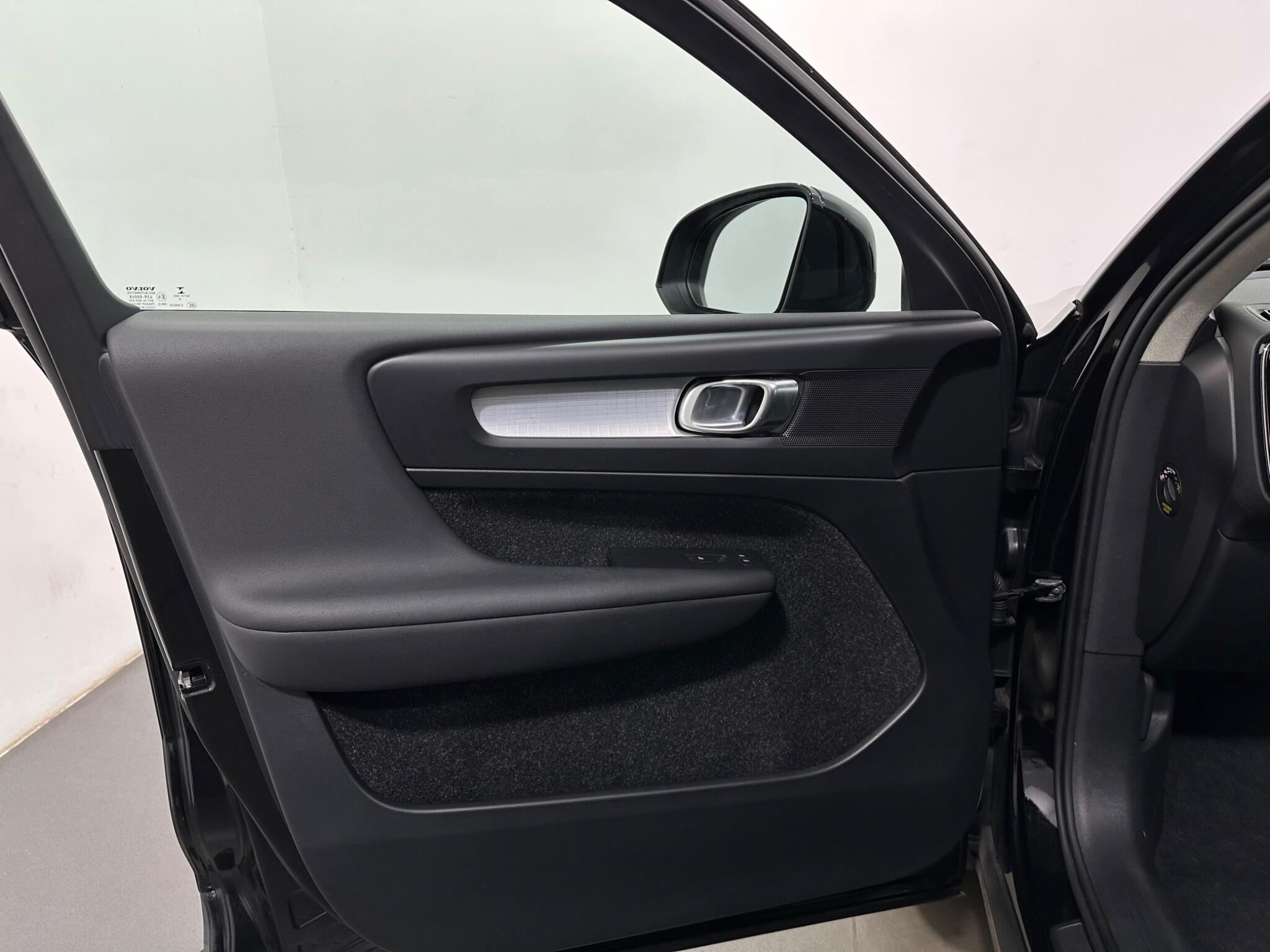 Volvo XC40 view 34
