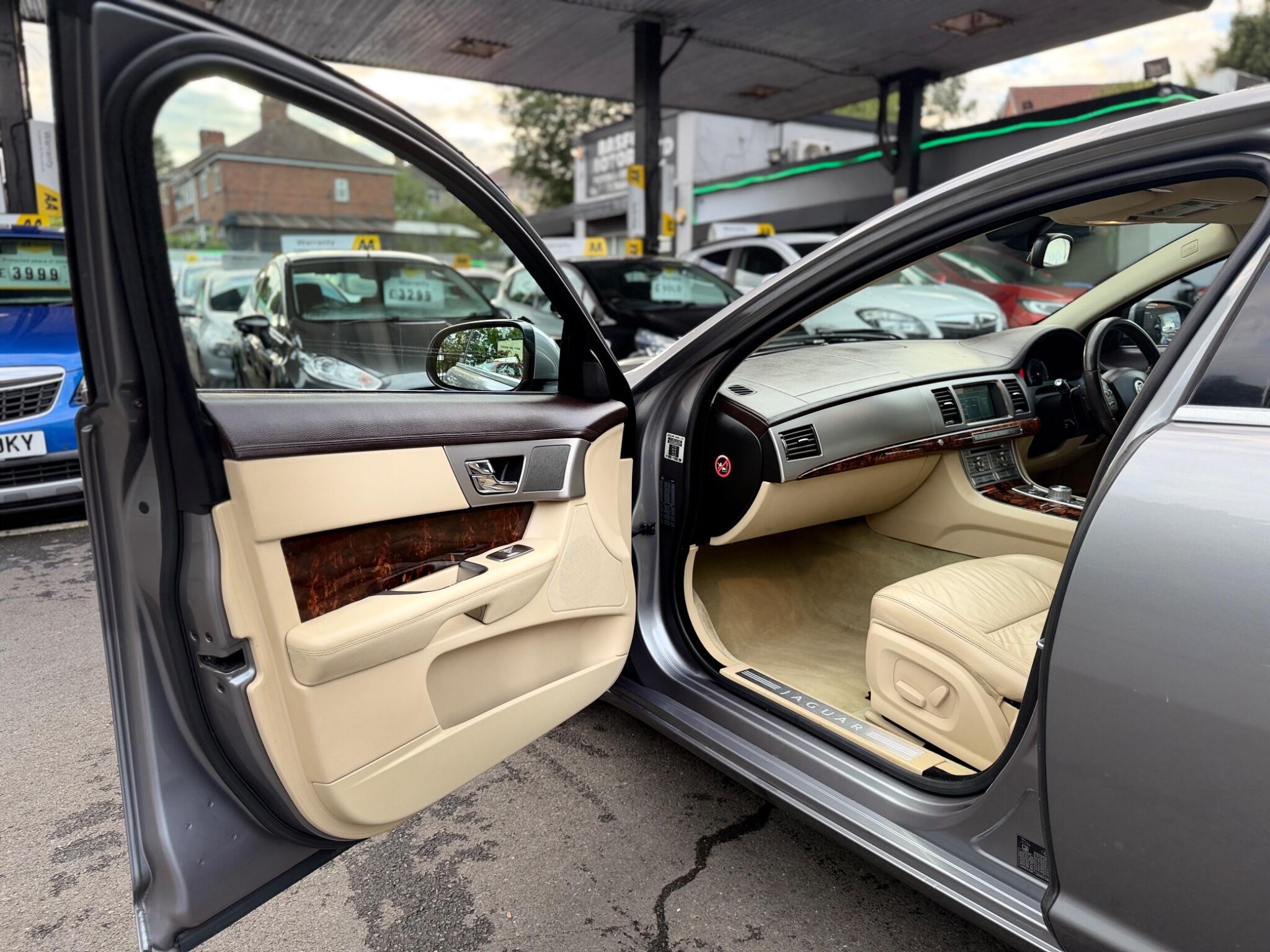 Jaguar XF view 41