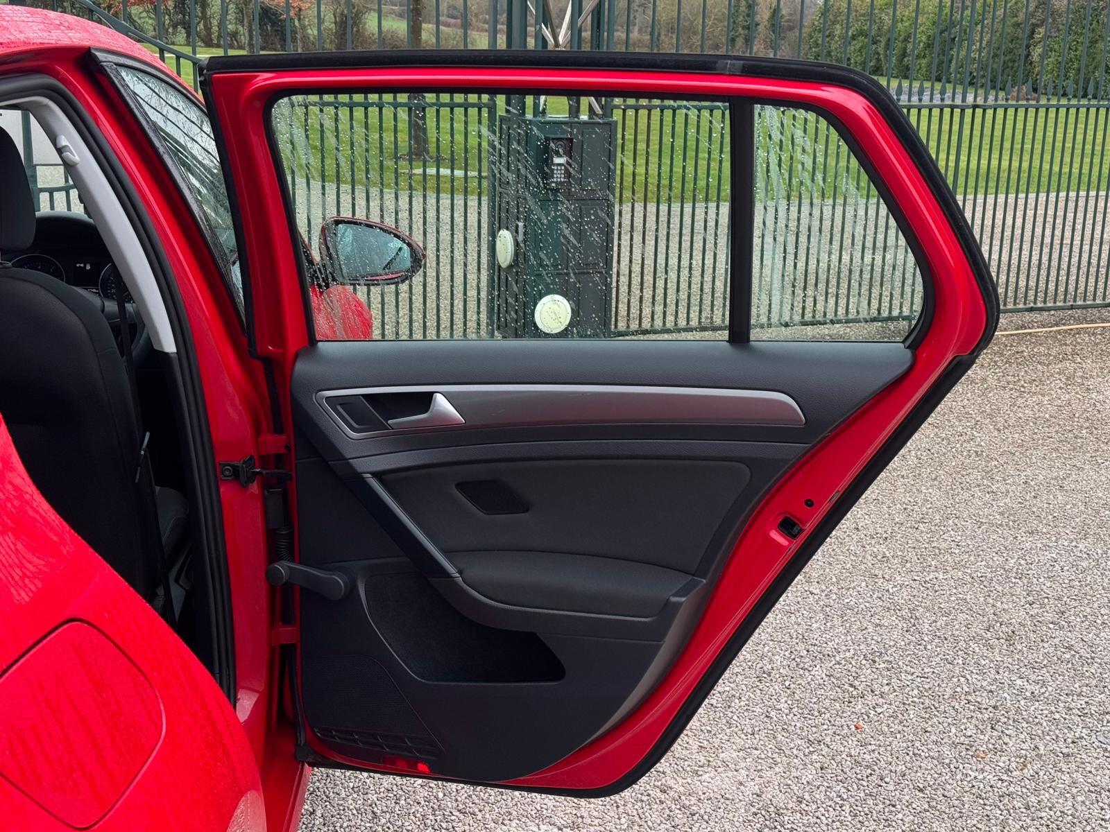 2015 Volkswagen Golf image 29