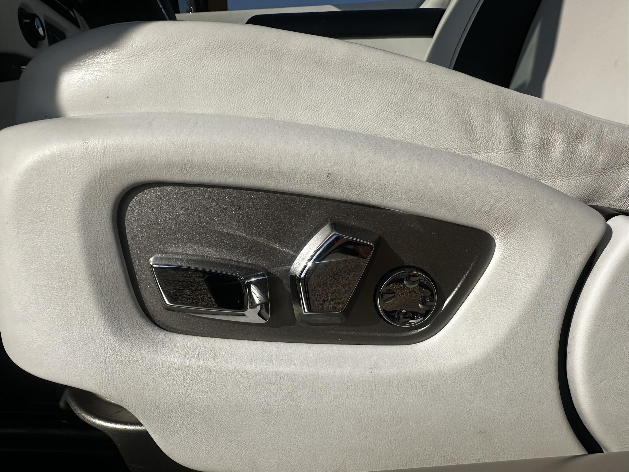 Rolls-Royce Dawn view 29