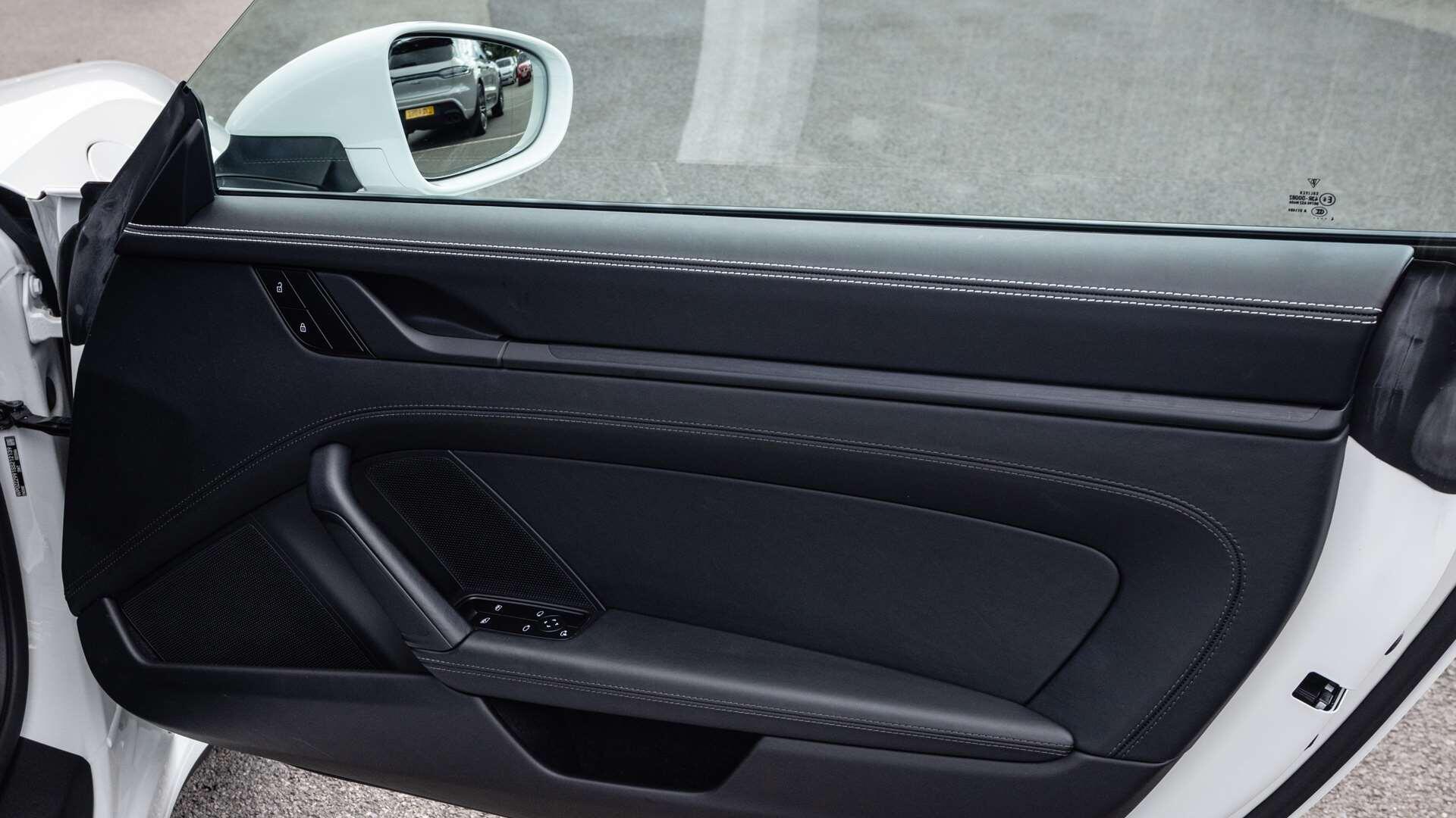 Porsche 911 view 32
