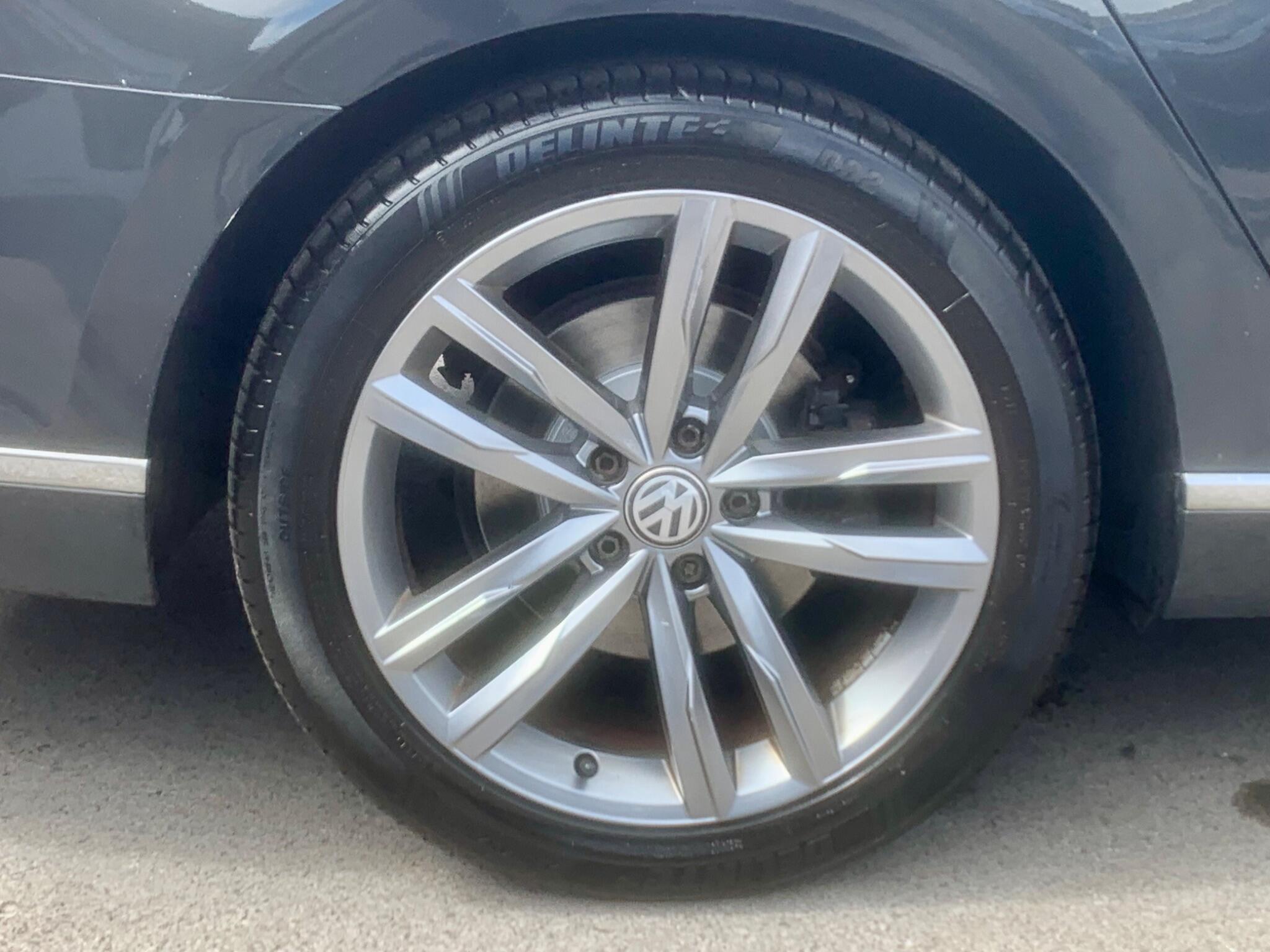 Volkswagen Passat view 11