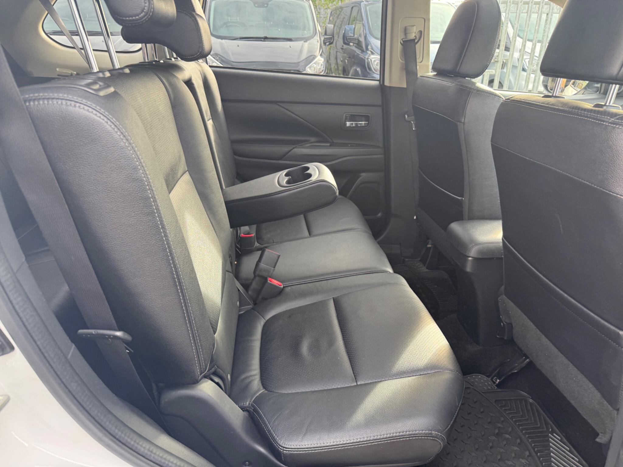 Mitsubishi Outlander view 14