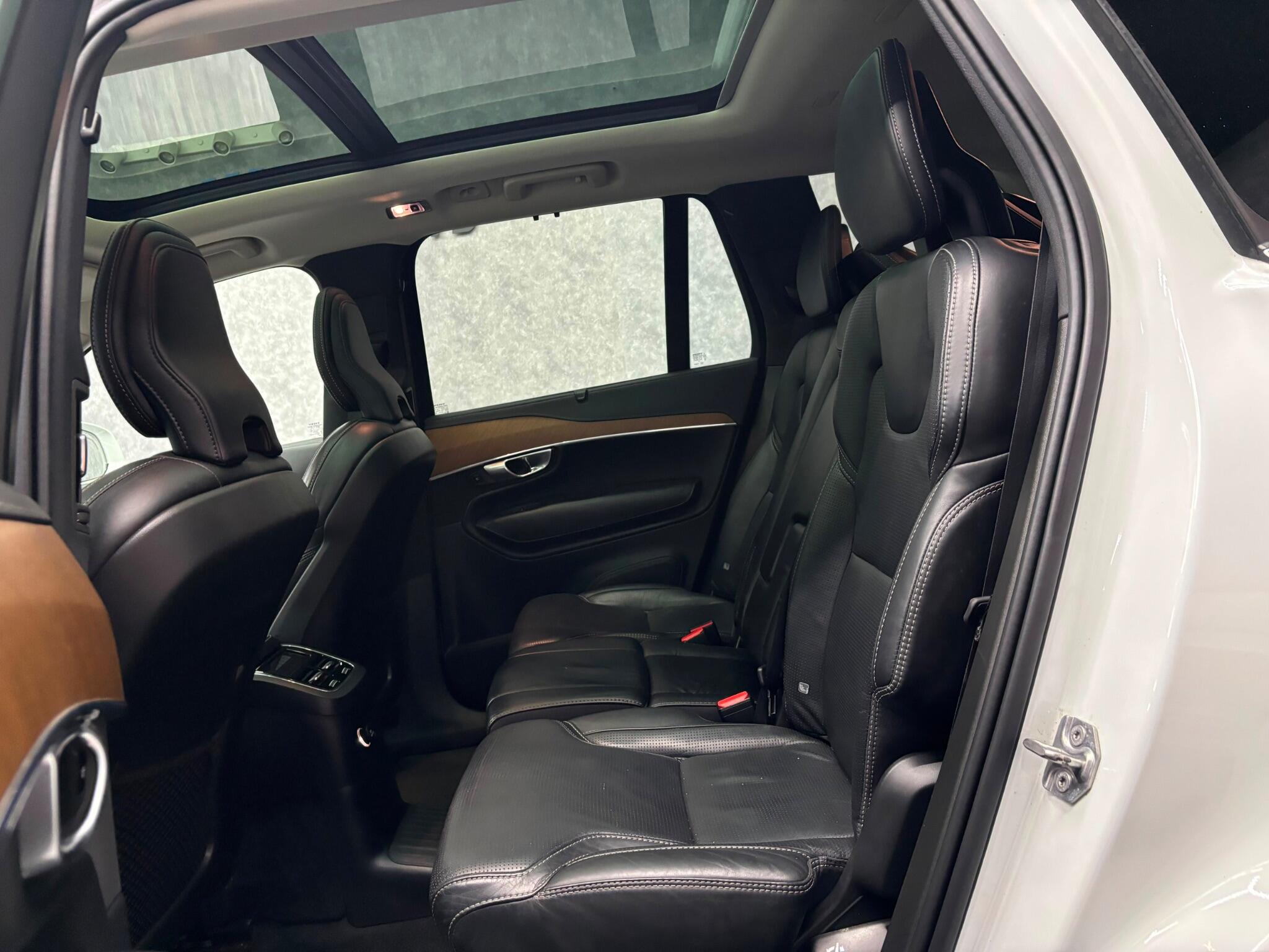 Volvo XC90 view 9