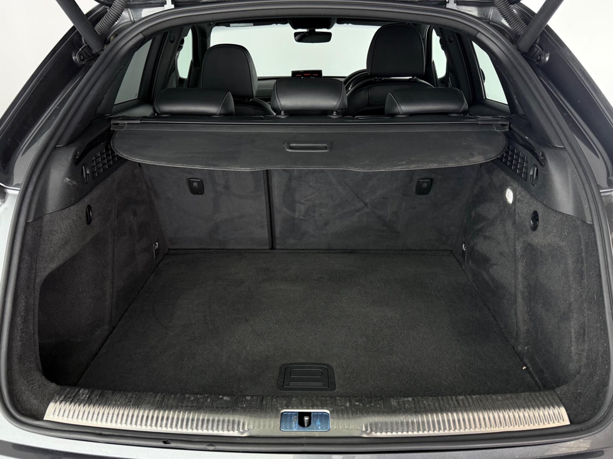 Audi Q3 view 10