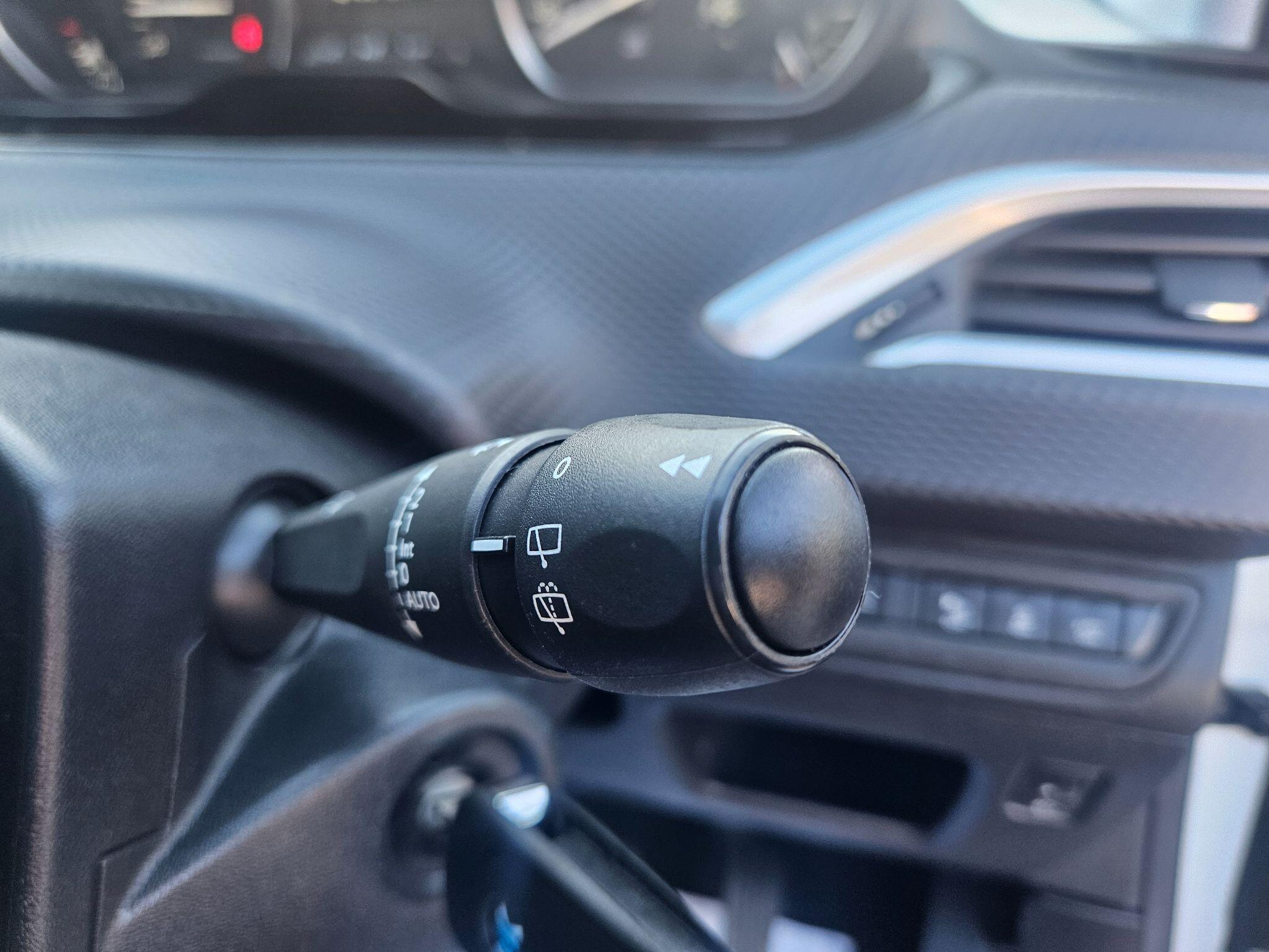 2017 Peugeot 208 image 26