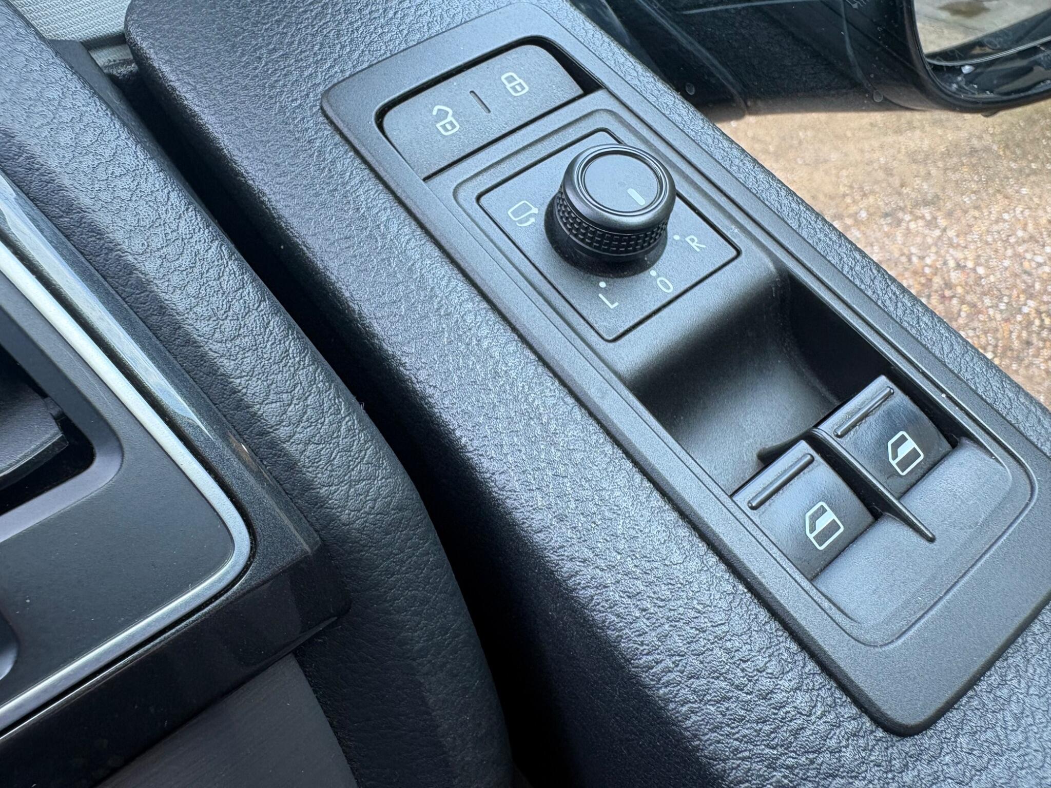 Volkswagen Transporter view 16