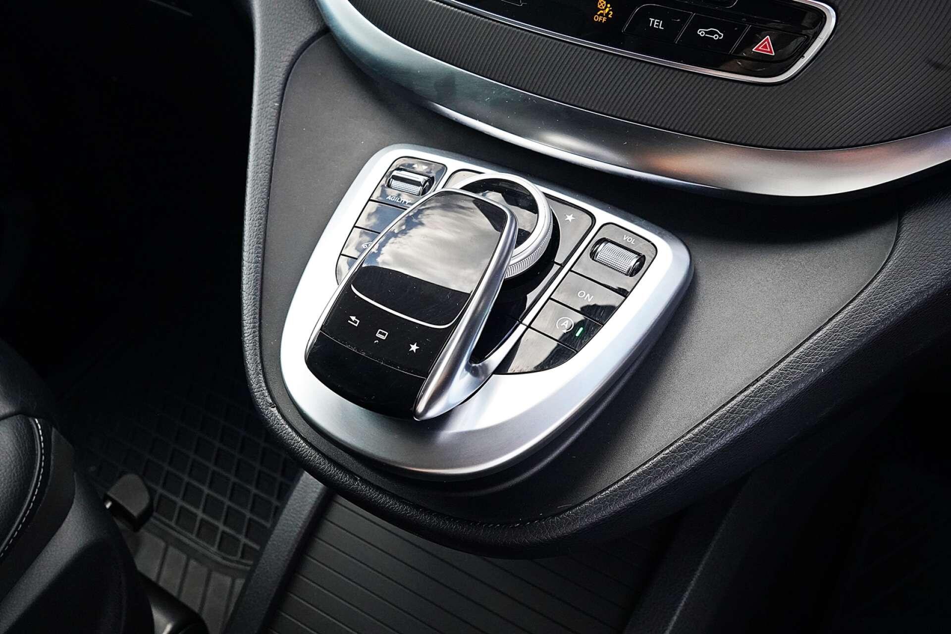 Mercedes-Benz V-Class view 18
