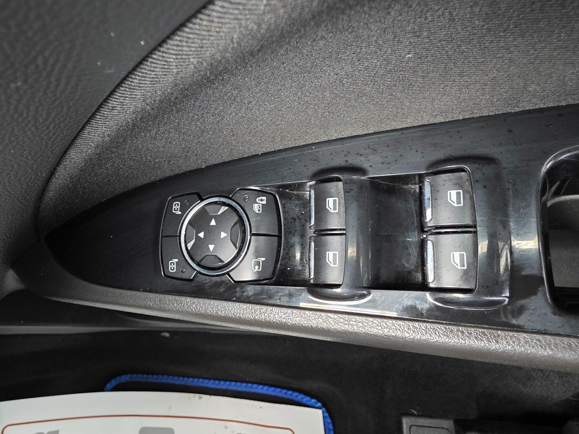 Ford Mondeo view 38