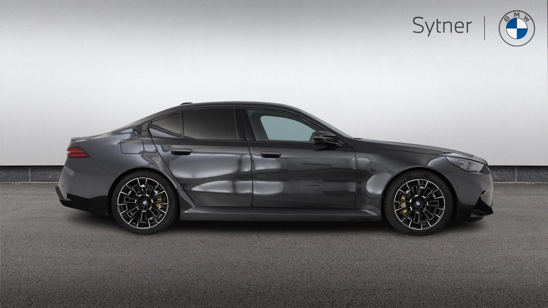 BMW M5 view 3