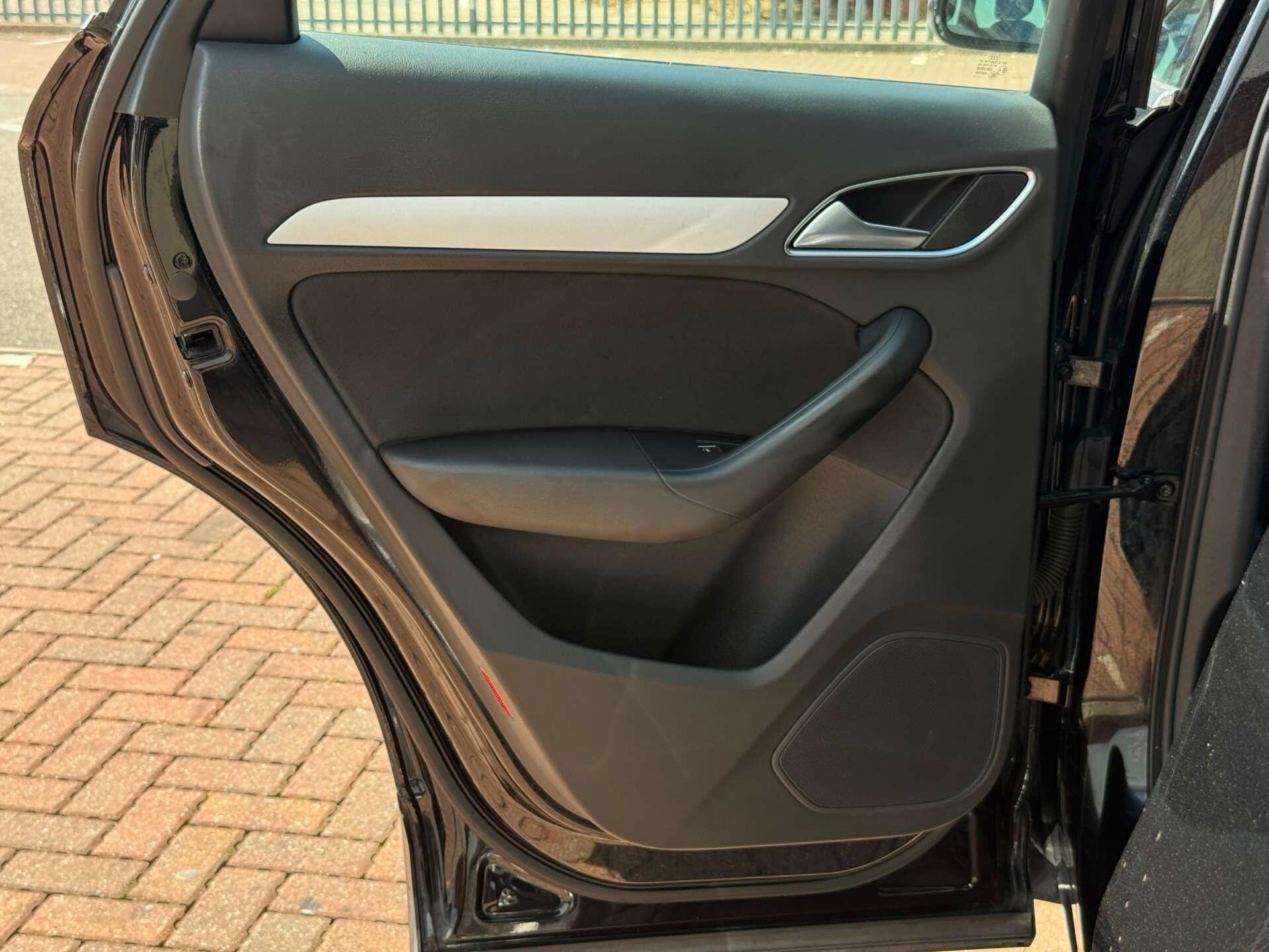 Audi Q3 view 35