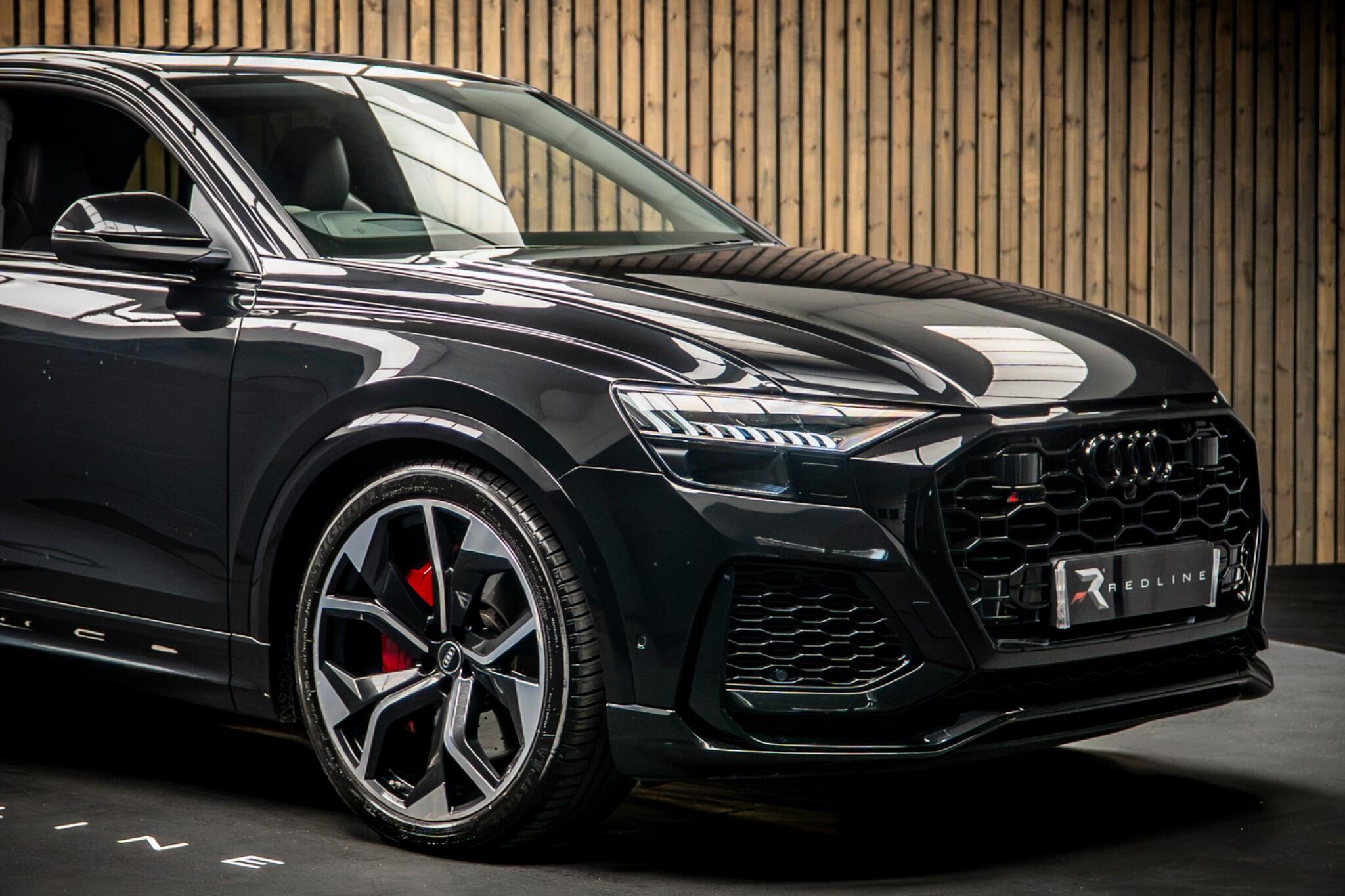 Audi RS Q8 view 10