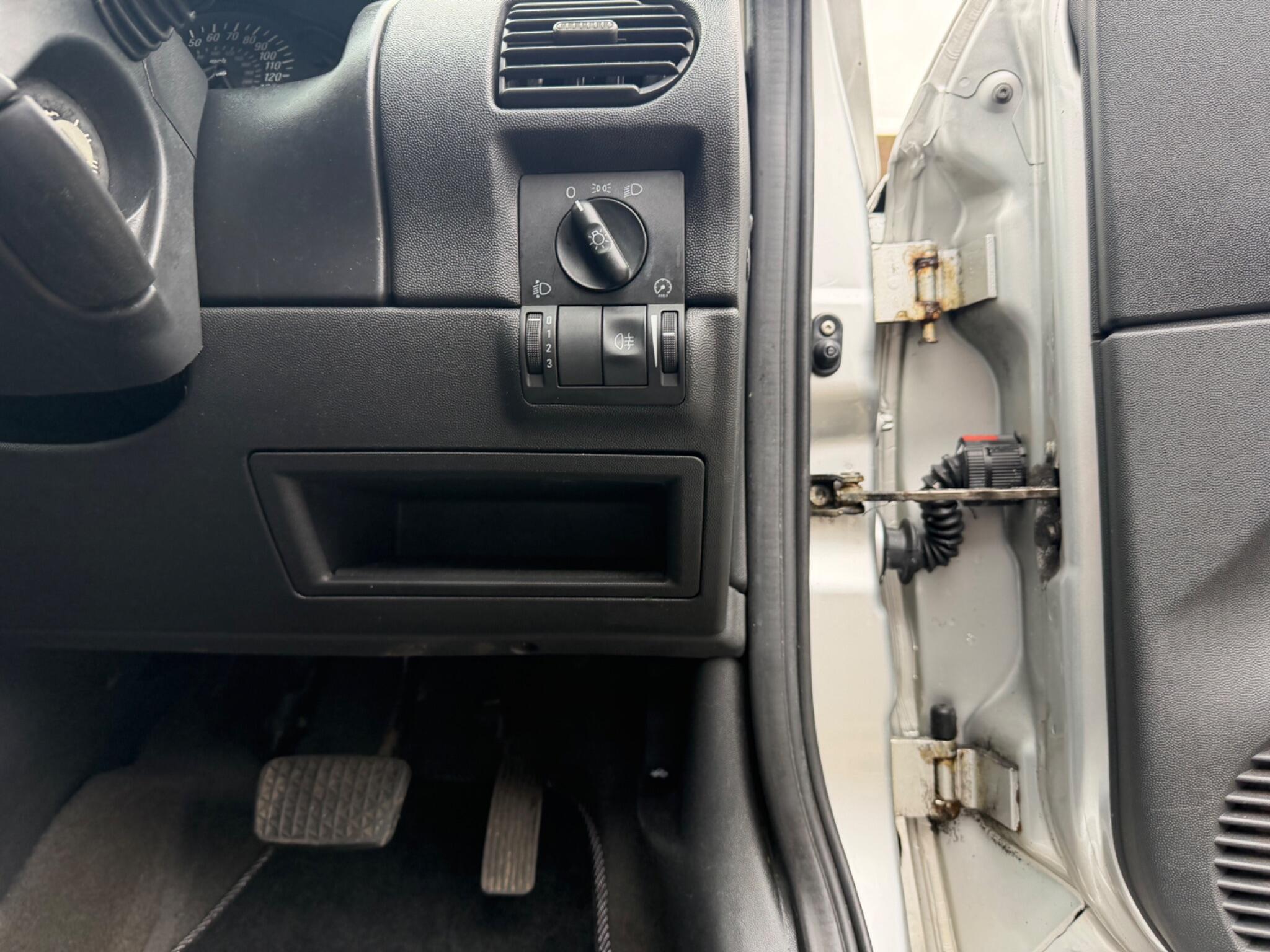 2002 Vauxhall Corsa image 30