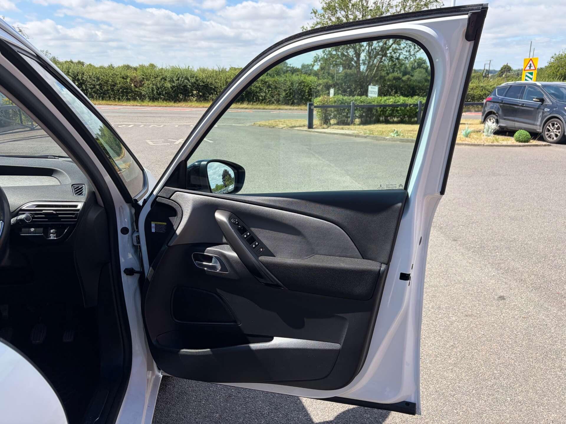 Citroen Grand C4 Spacetourer view 35
