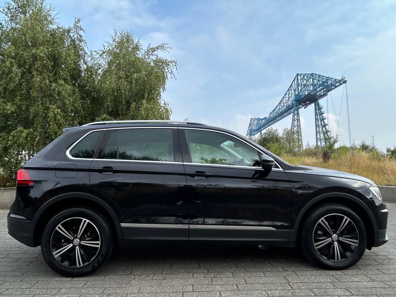 Volkswagen Tiguan view 2