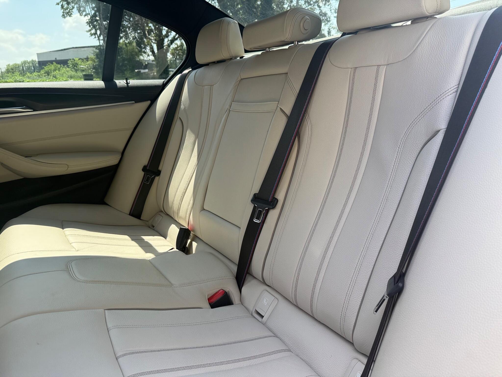 BMW 5 Series view 10