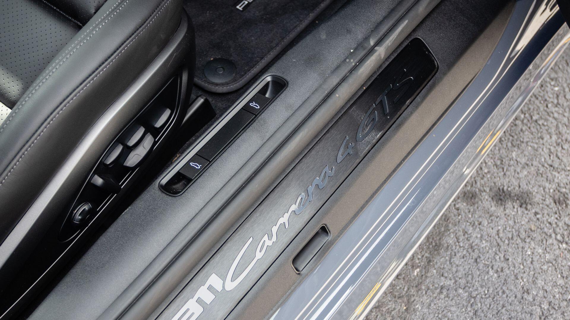 Porsche 911 view 33