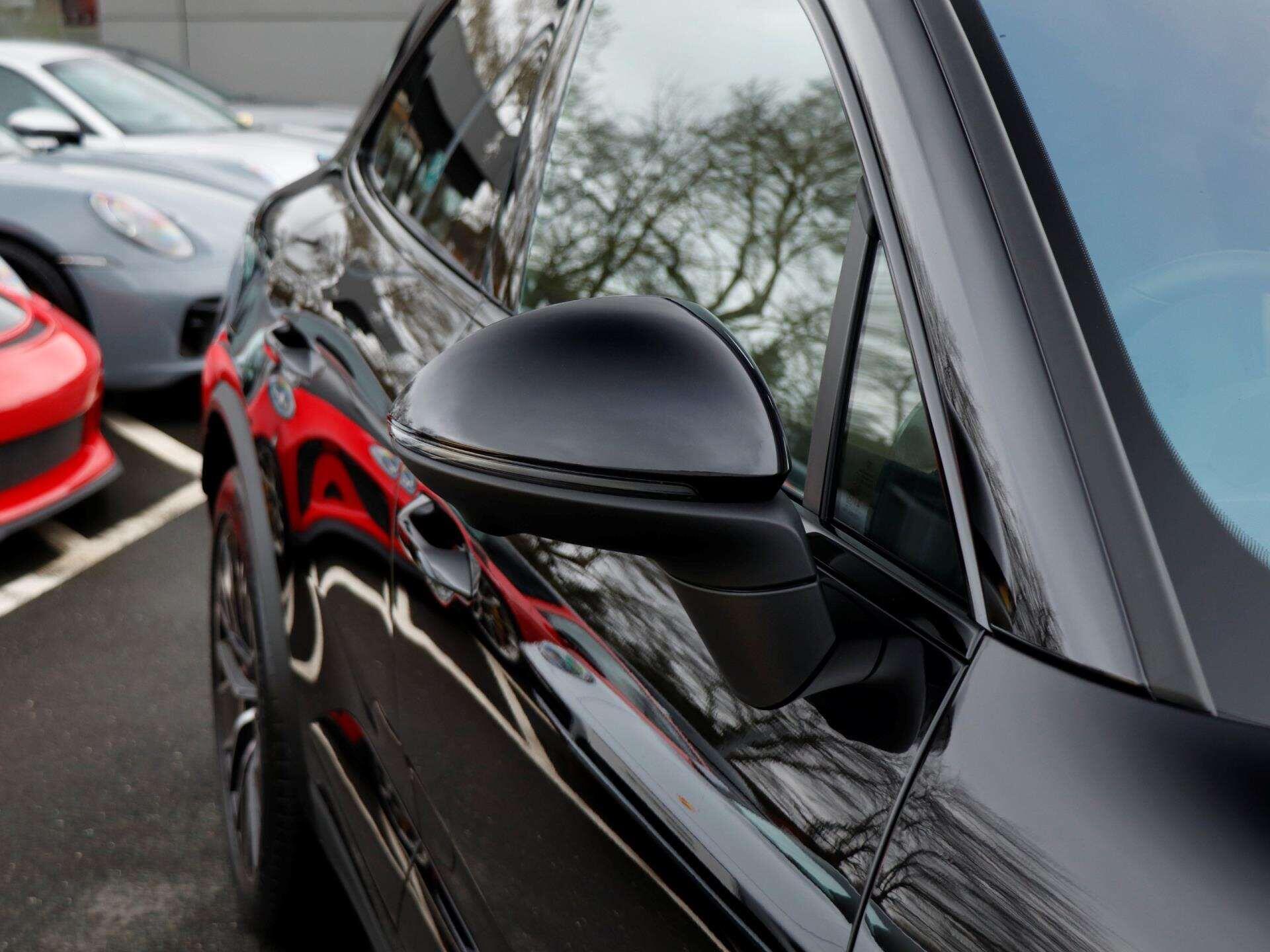 Porsche Macan view 38