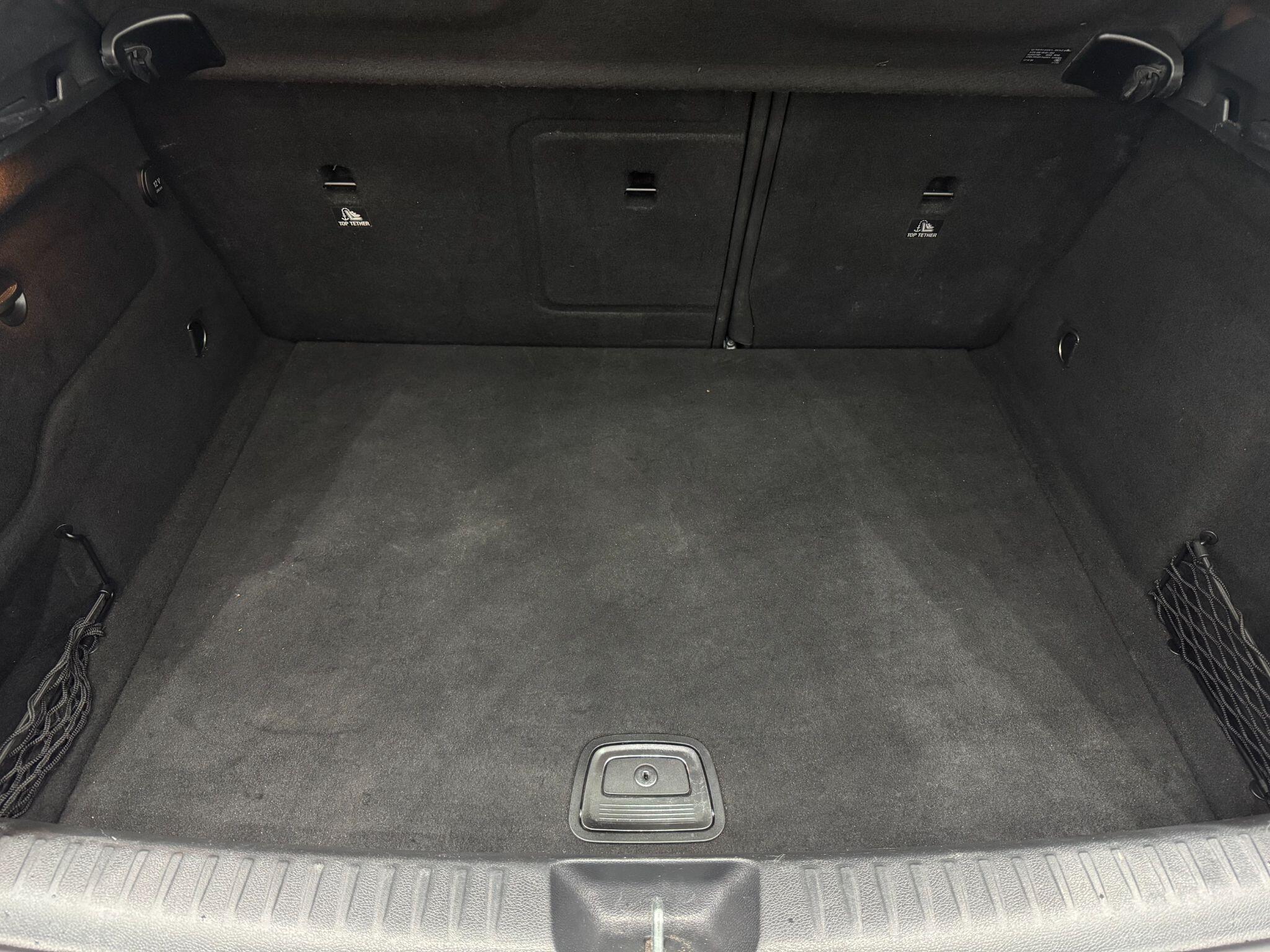 Mercedes-Benz GLA view 56