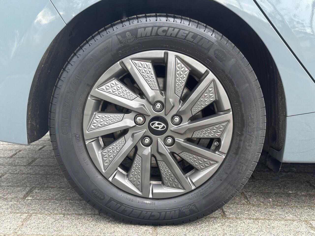 Hyundai Ioniq view 17