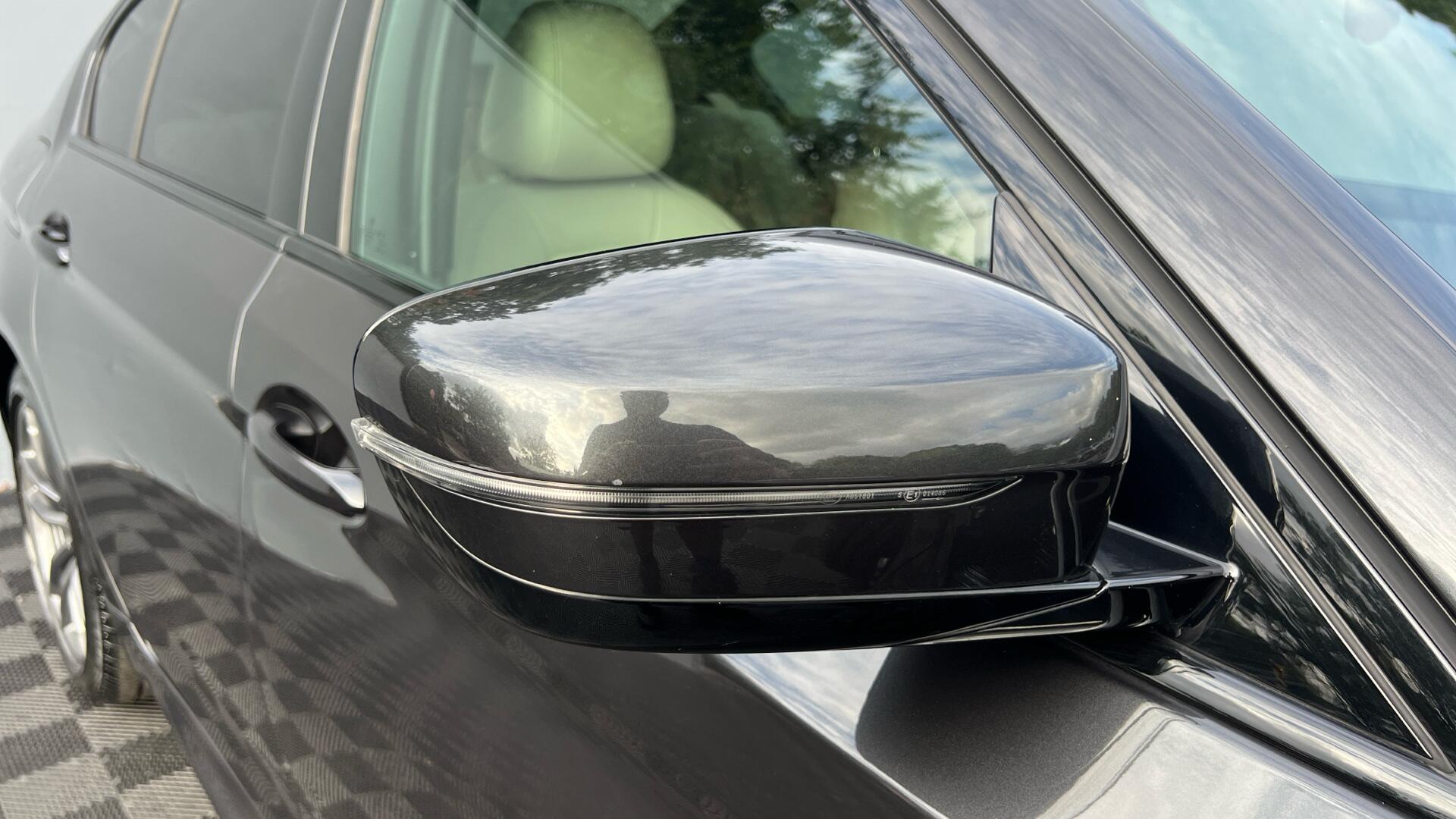 BMW 5 Series view 26