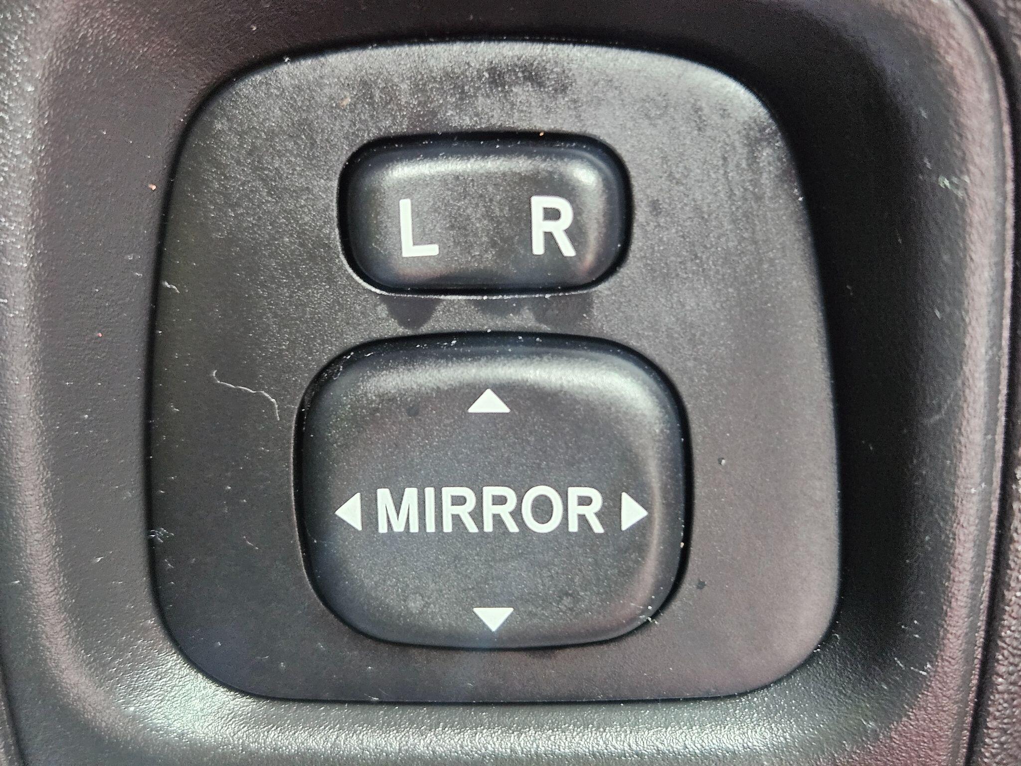 2015 Toyota AYGO image 32