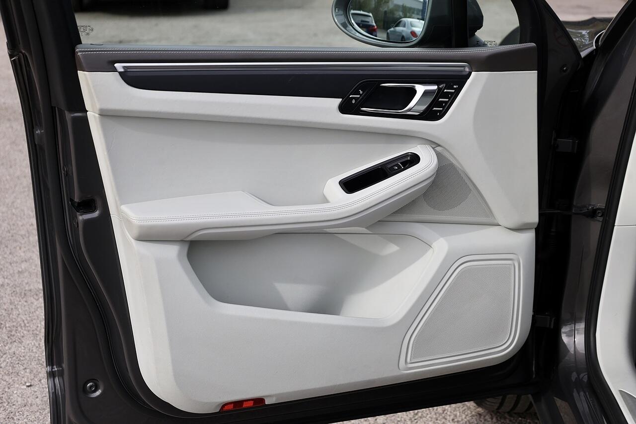 Porsche Macan view 29