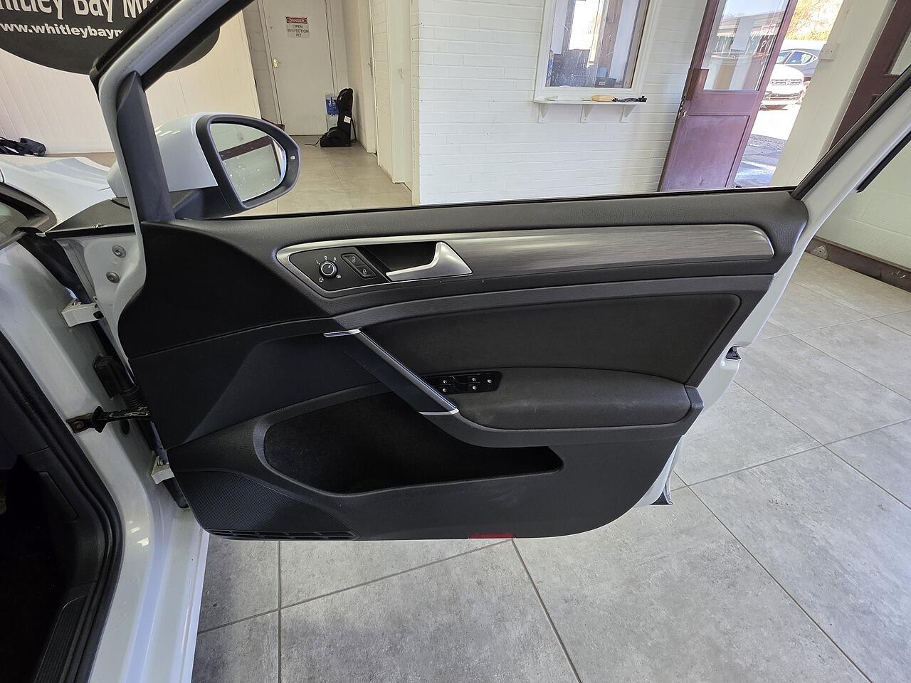 Volkswagen Golf view 14