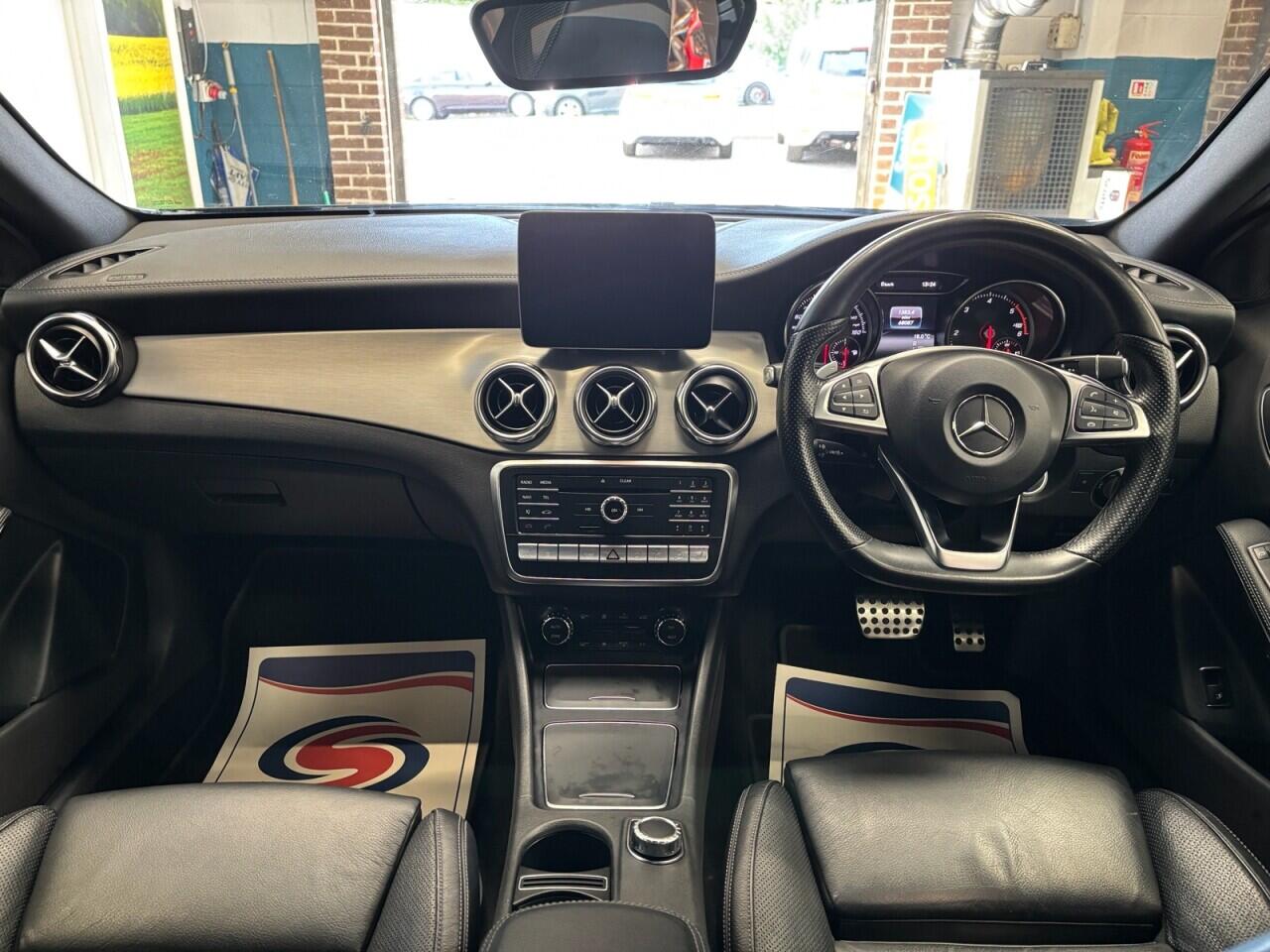 Mercedes-Benz GLA view 18