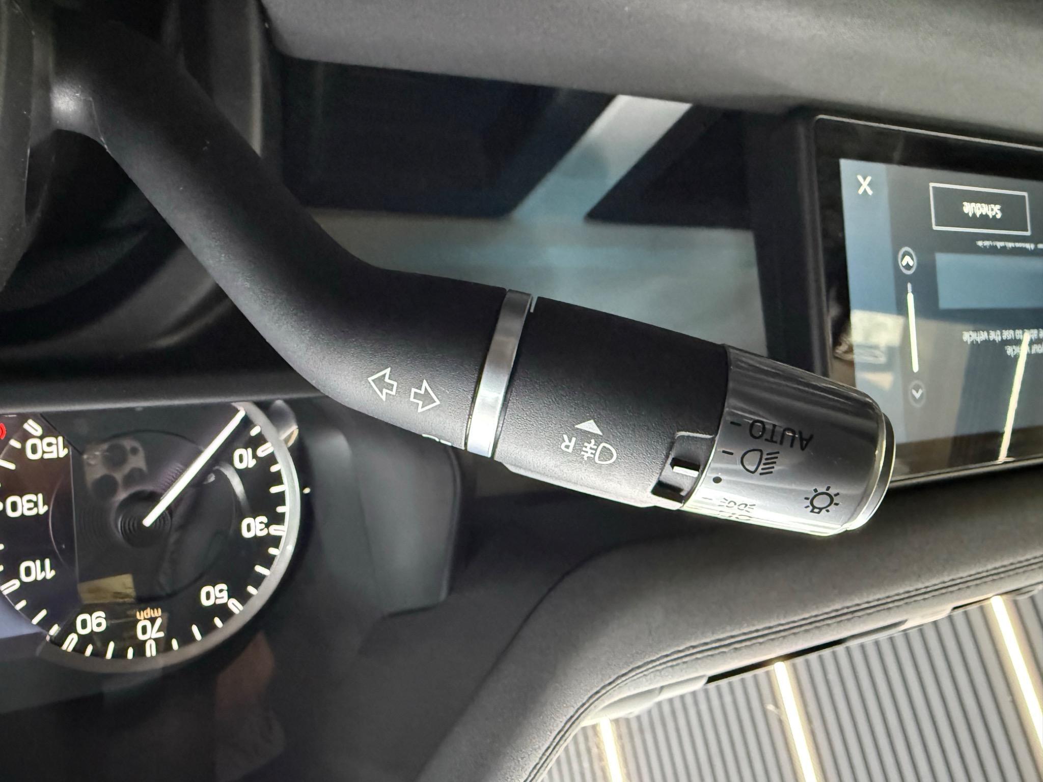 Land Rover Defender 110 view 15