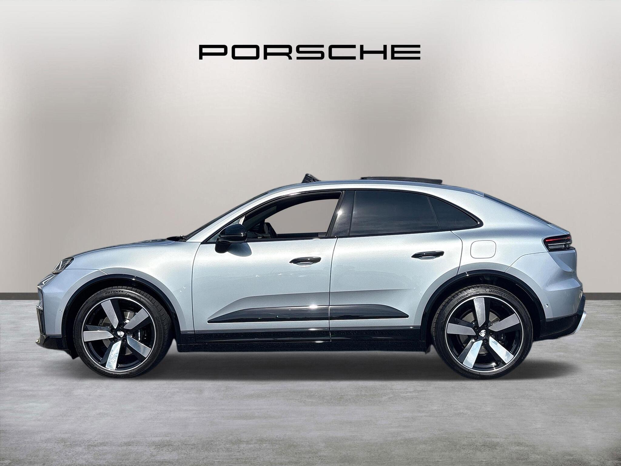 Porsche Macan view 4