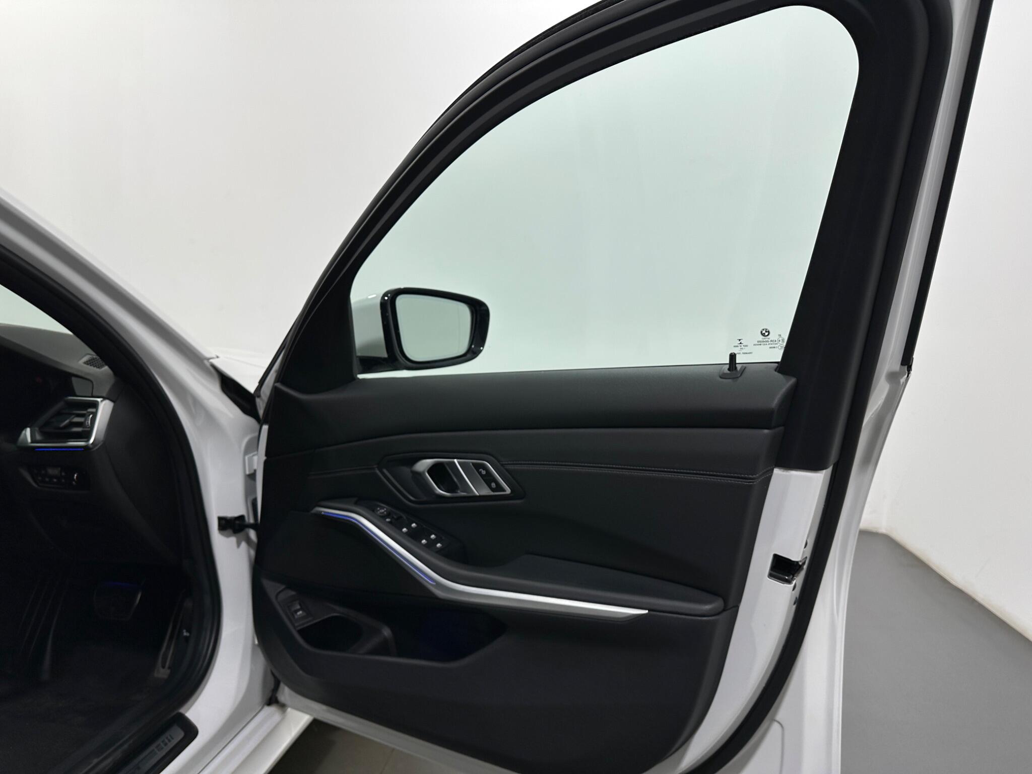 BMW 3 Series view 33
