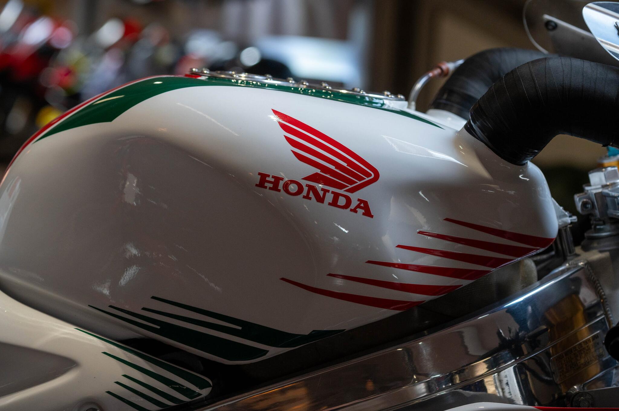 Honda RVF750 view 11