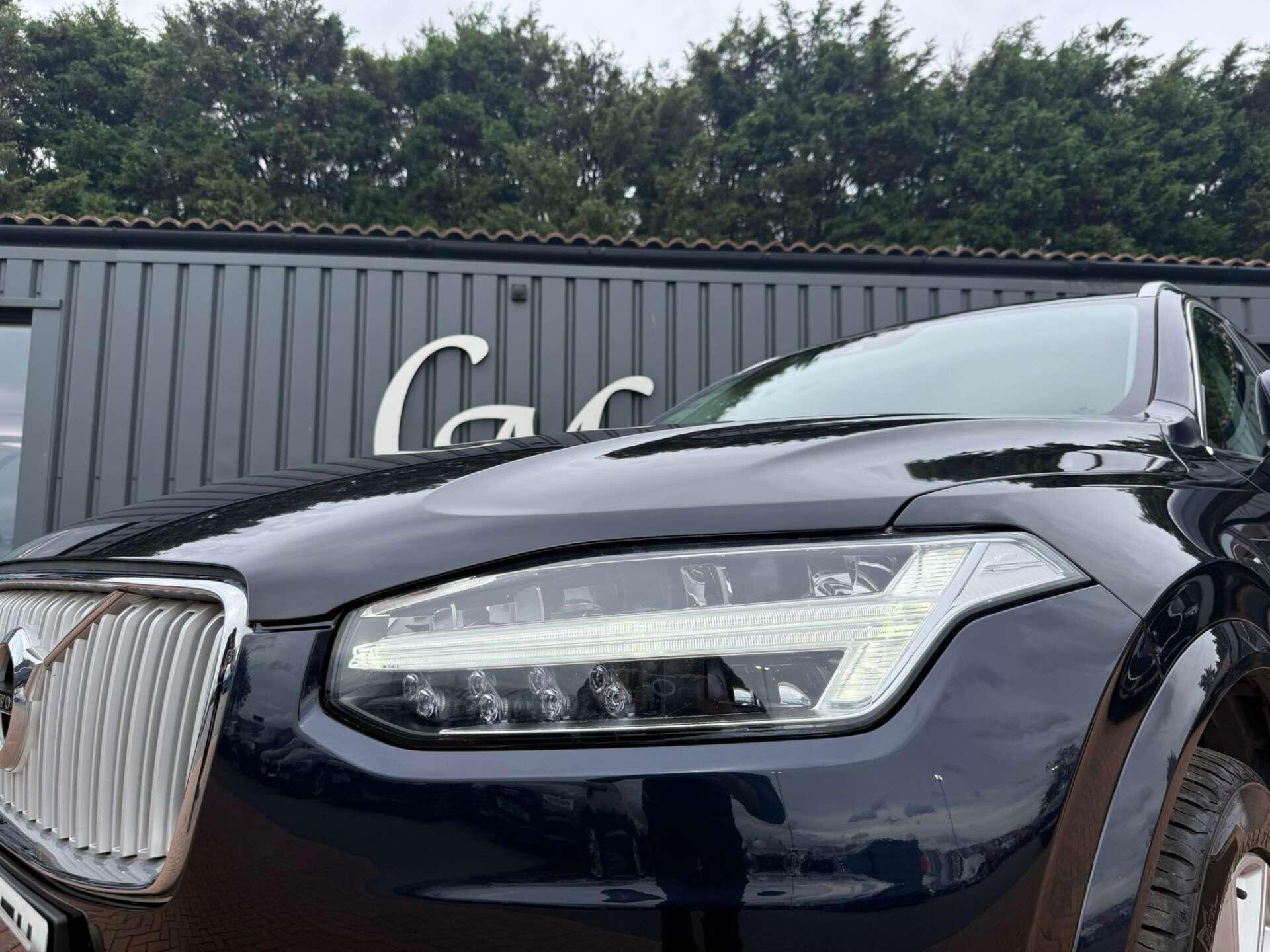 Volvo XC90 view 3