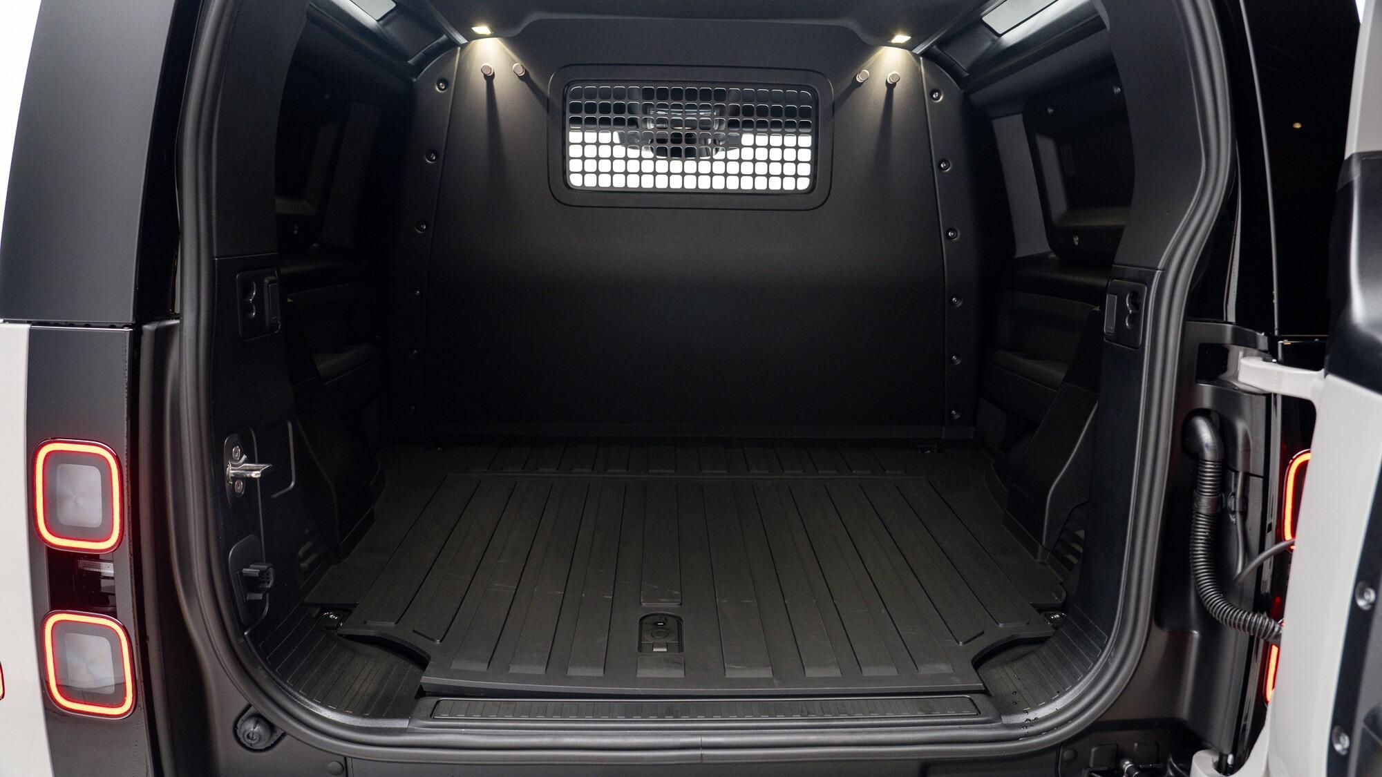 Land Rover Defender 90 view 24