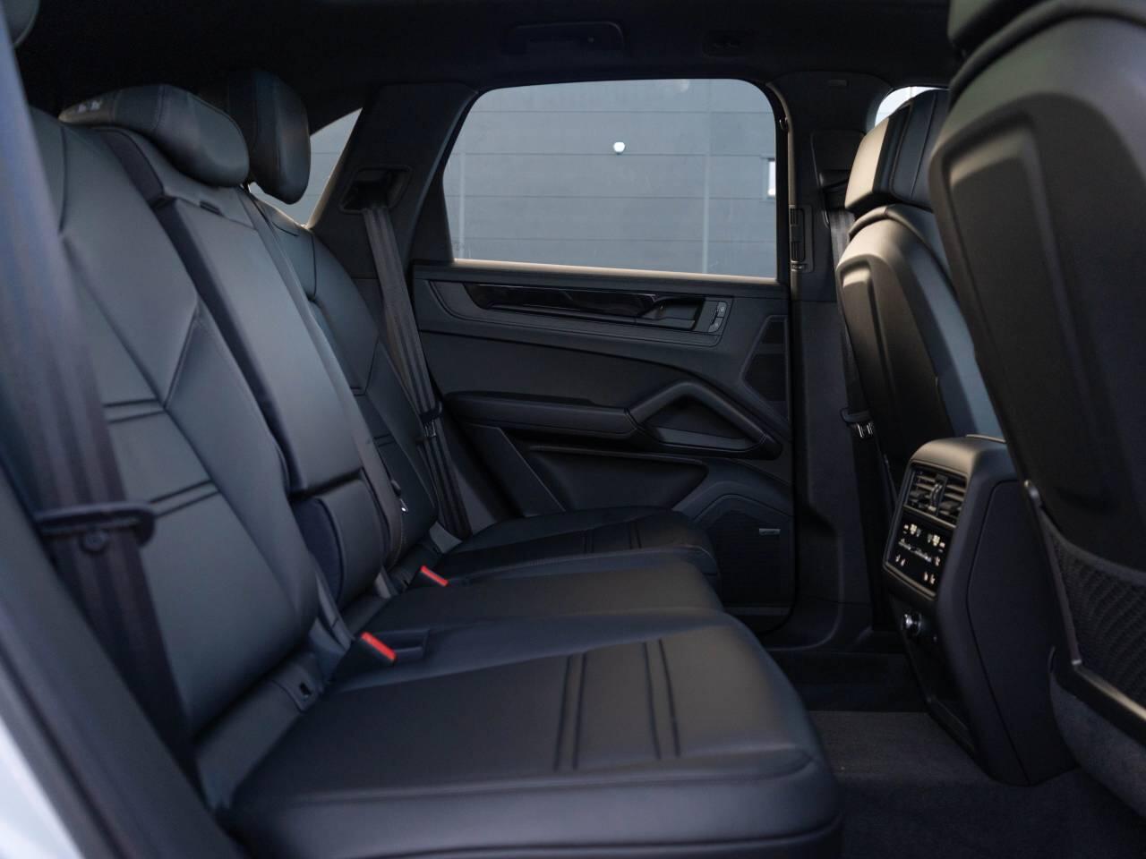 Porsche Cayenne view 38