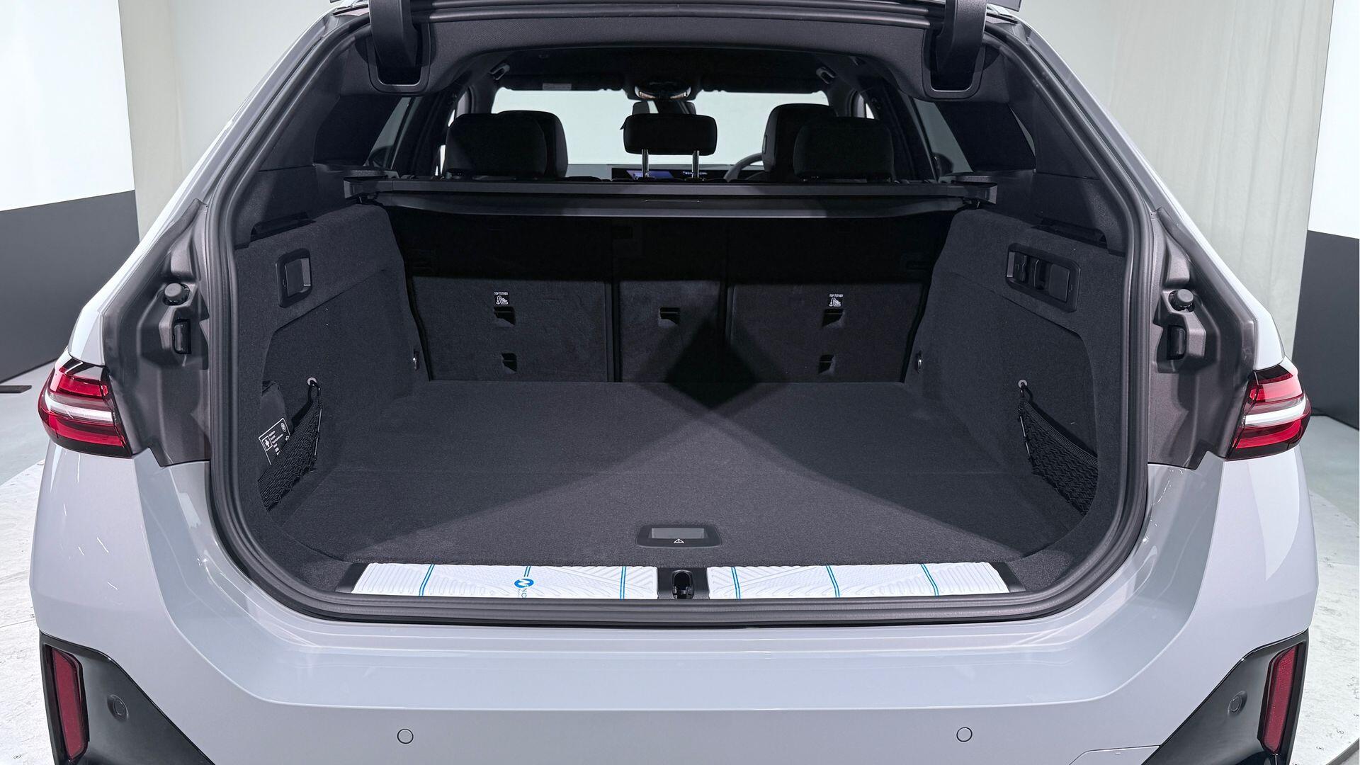 BMW 5 Series view 13