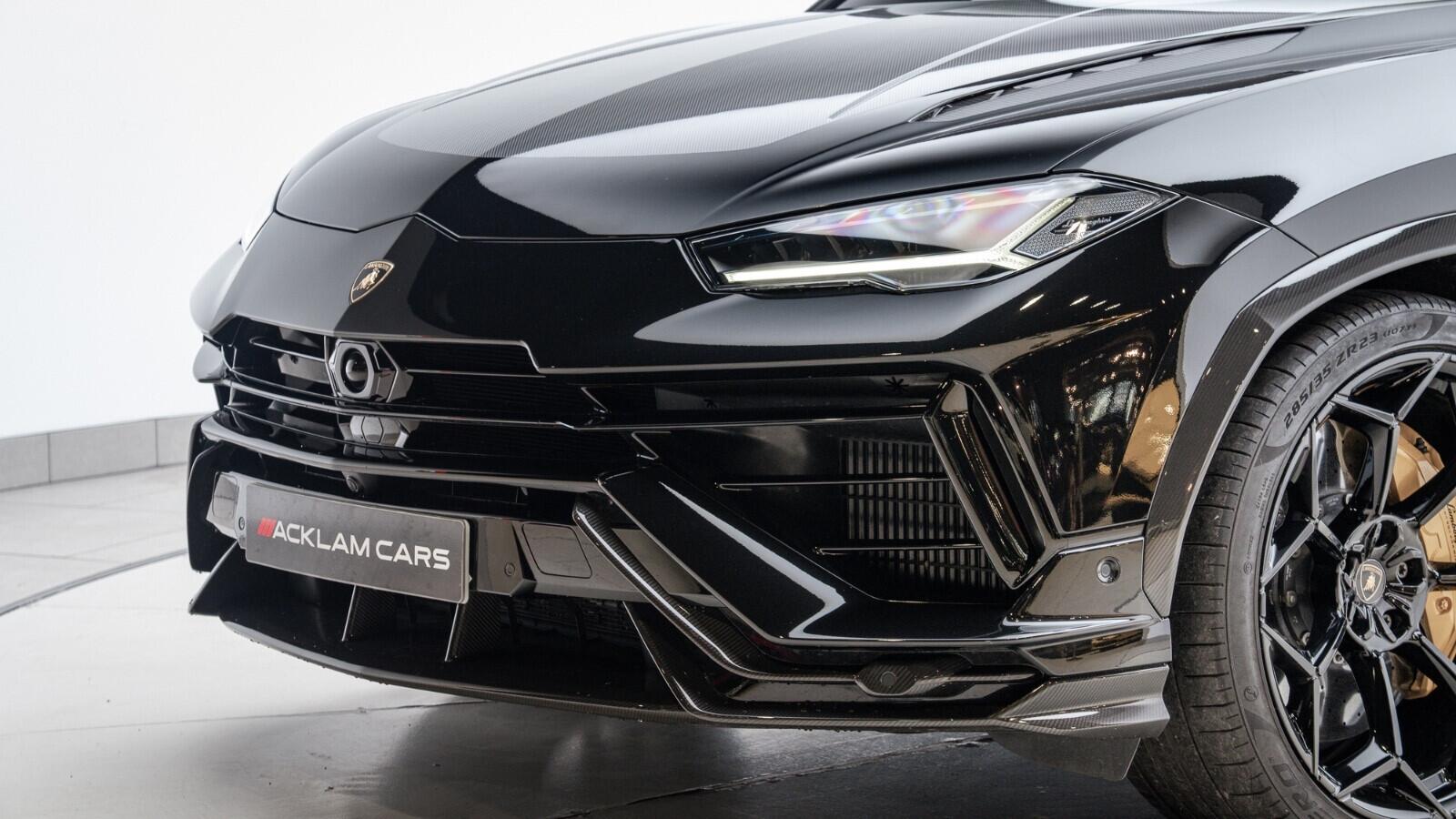 Lamborghini Urus view 45