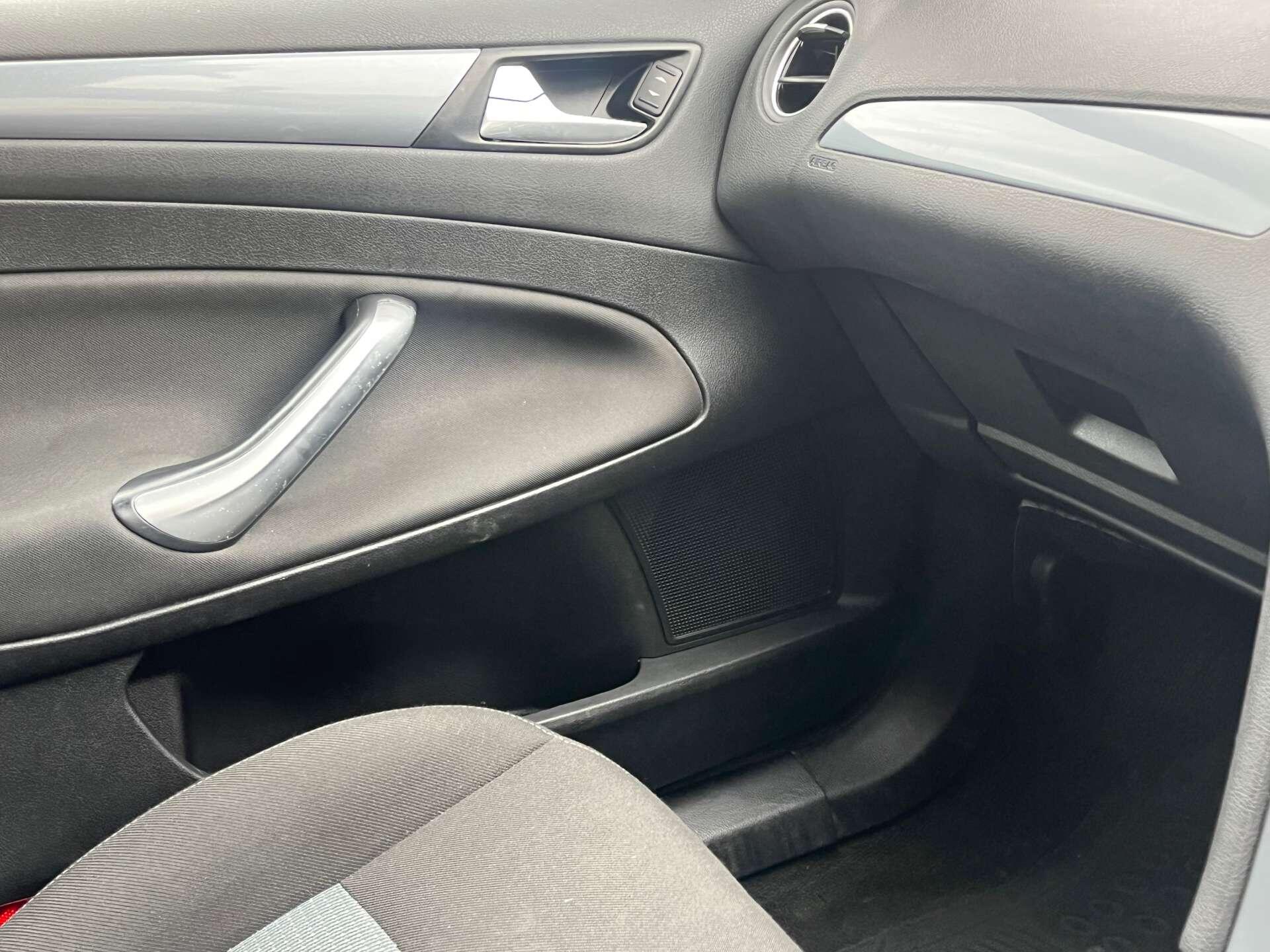 Ford Mondeo view 11