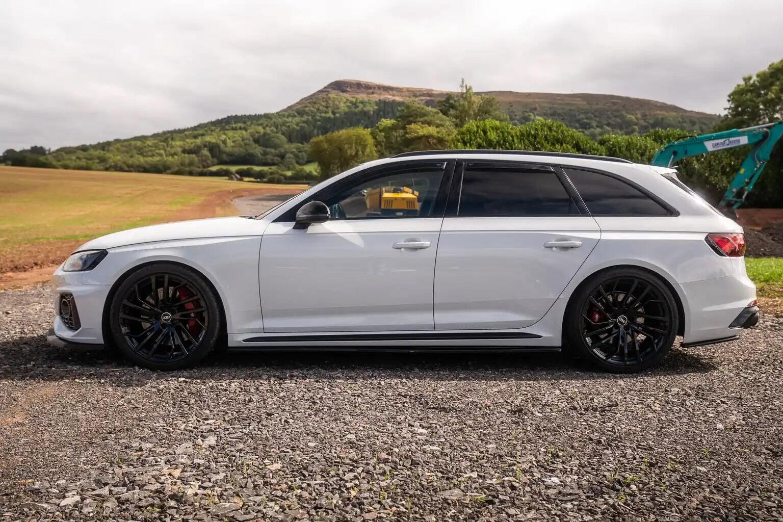 Audi RS4 Avant view 4