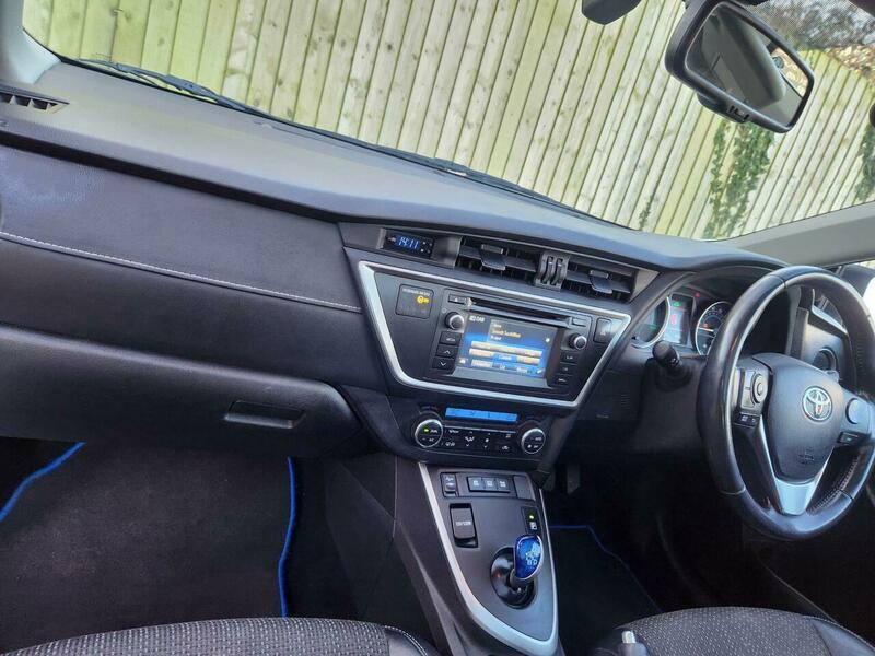 2014 Toyota Auris 1.8 VVT-h Excel Touring Sports CVT Euro 5 (s/s) 5dr • 104,000 miles image 32