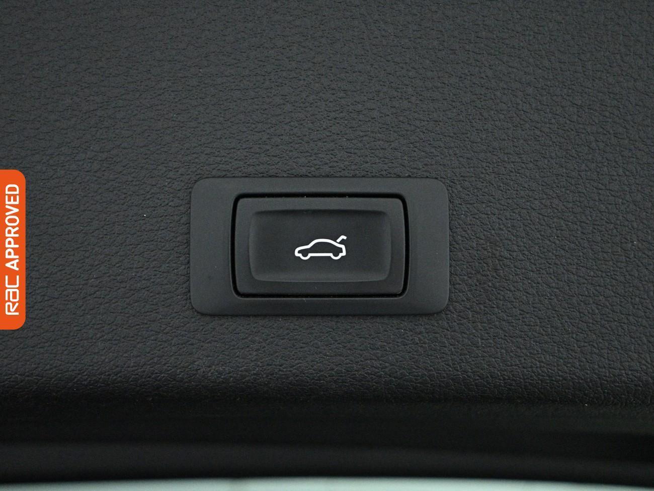 Audi E-Tron view 25