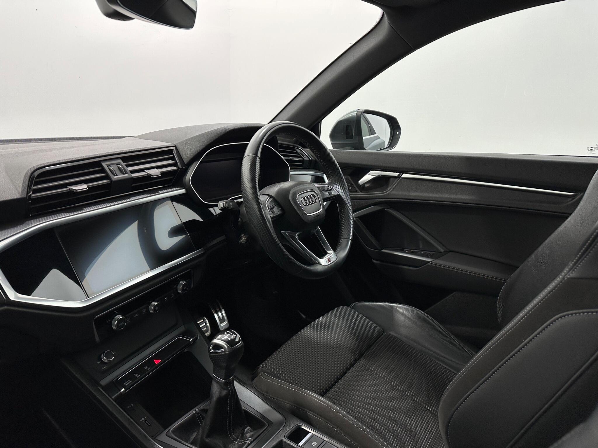 Audi Q3 view 30
