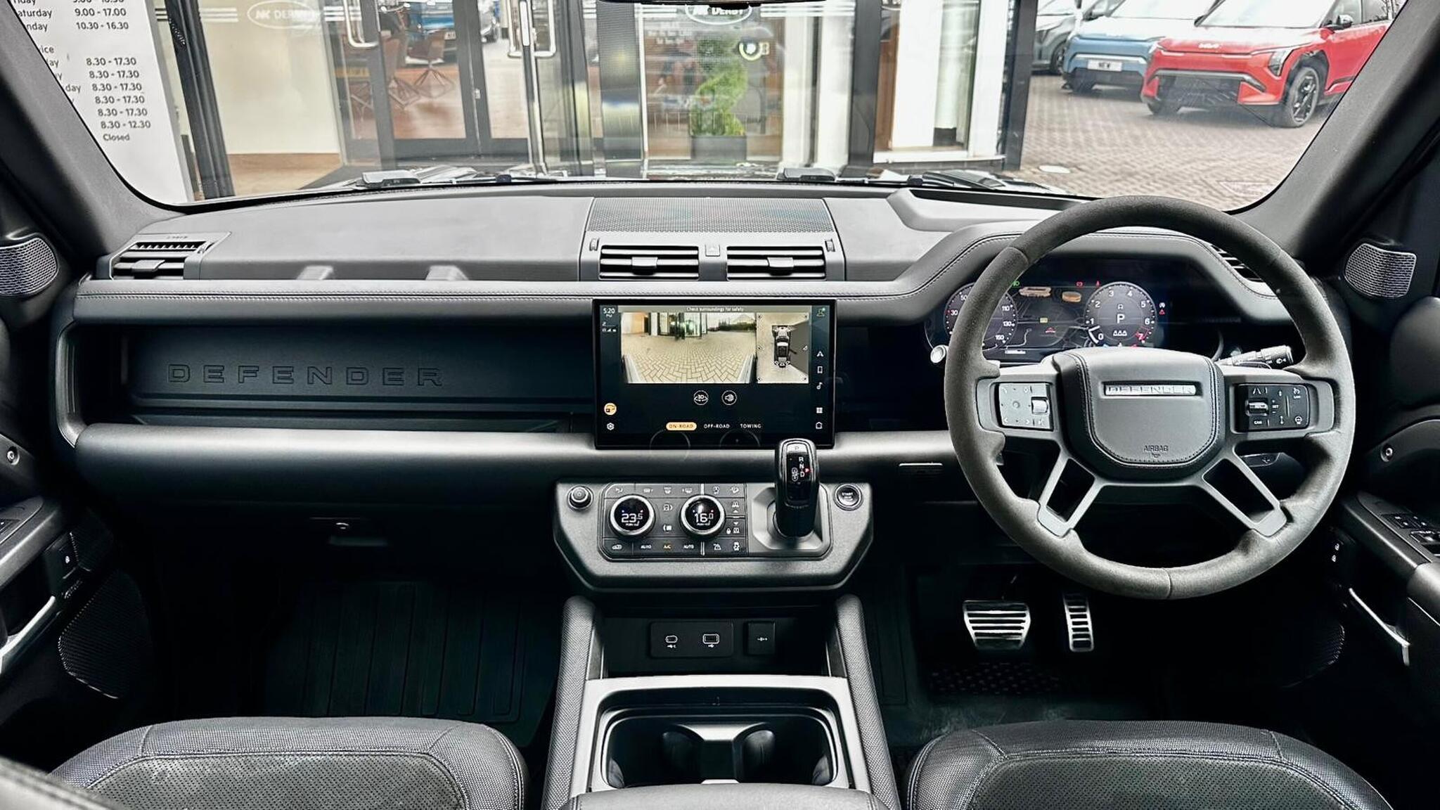 Land Rover Defender 110 view 34