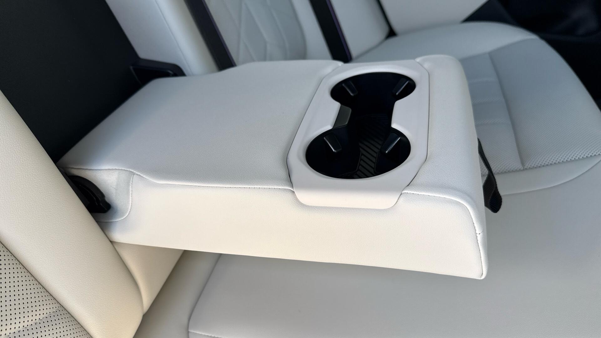 BMW 5 Series view 31