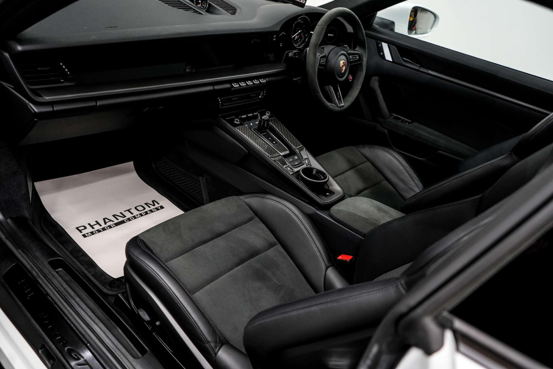 Porsche 911 view 34